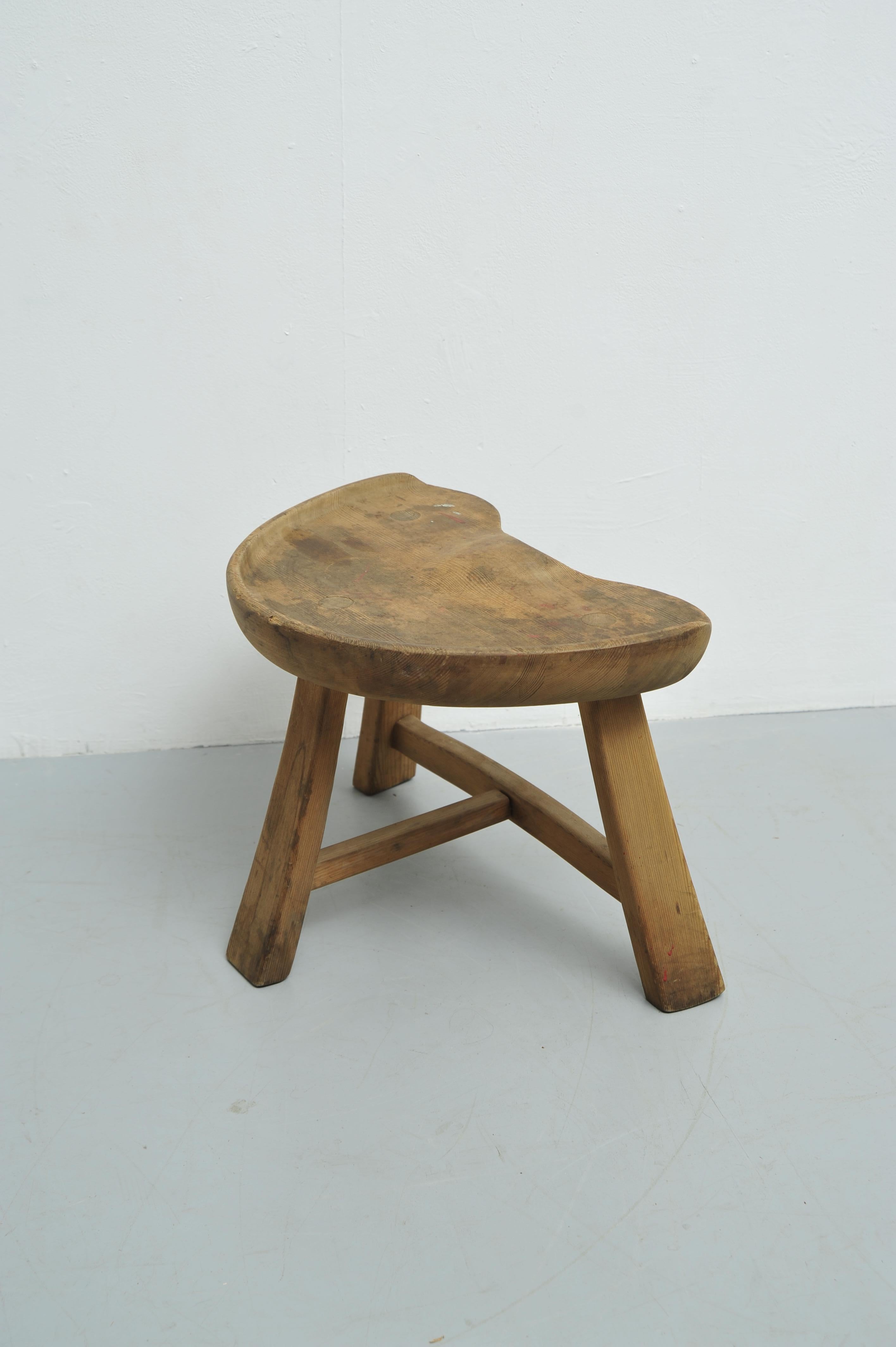 Three-Legged 'Fjøskrakk Mod. 522' Pine Stool by Ragnvald Krogenæs (1960s) For Sale 2