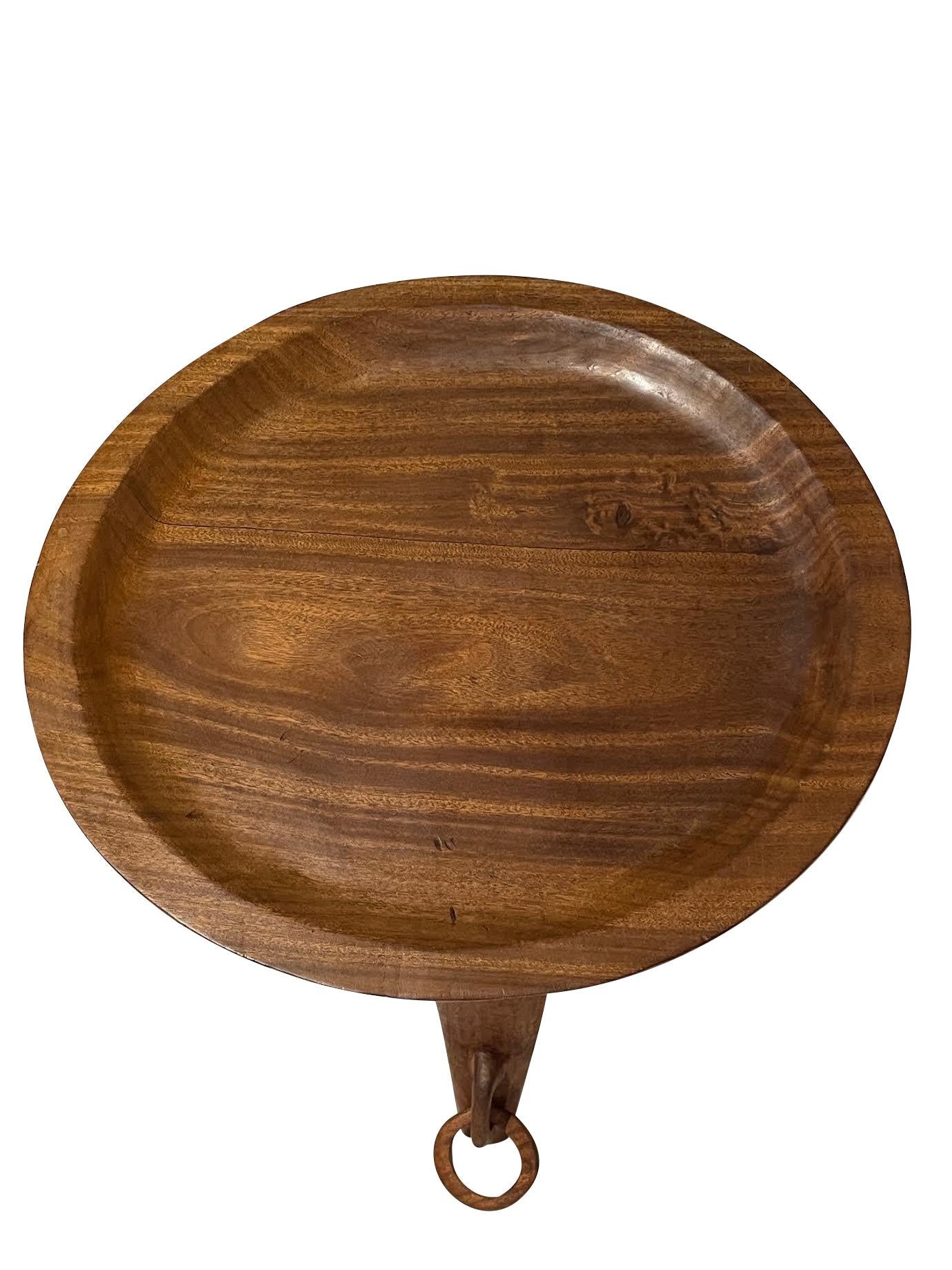Mesa auxiliar redonda francesa de tres patas de los años 60.
Anillas decorativas de madera en cada pata.
Parte superior labial que se levanta de la base.
Recientemente repintado.