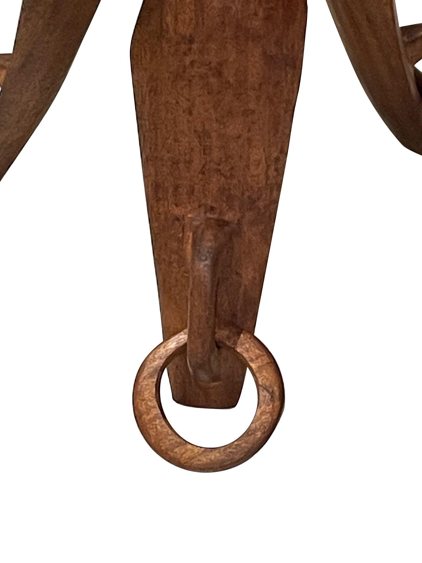 Mesa auxiliar redonda de madera de tres patas con anillas, Francia, años 60 Francés en venta