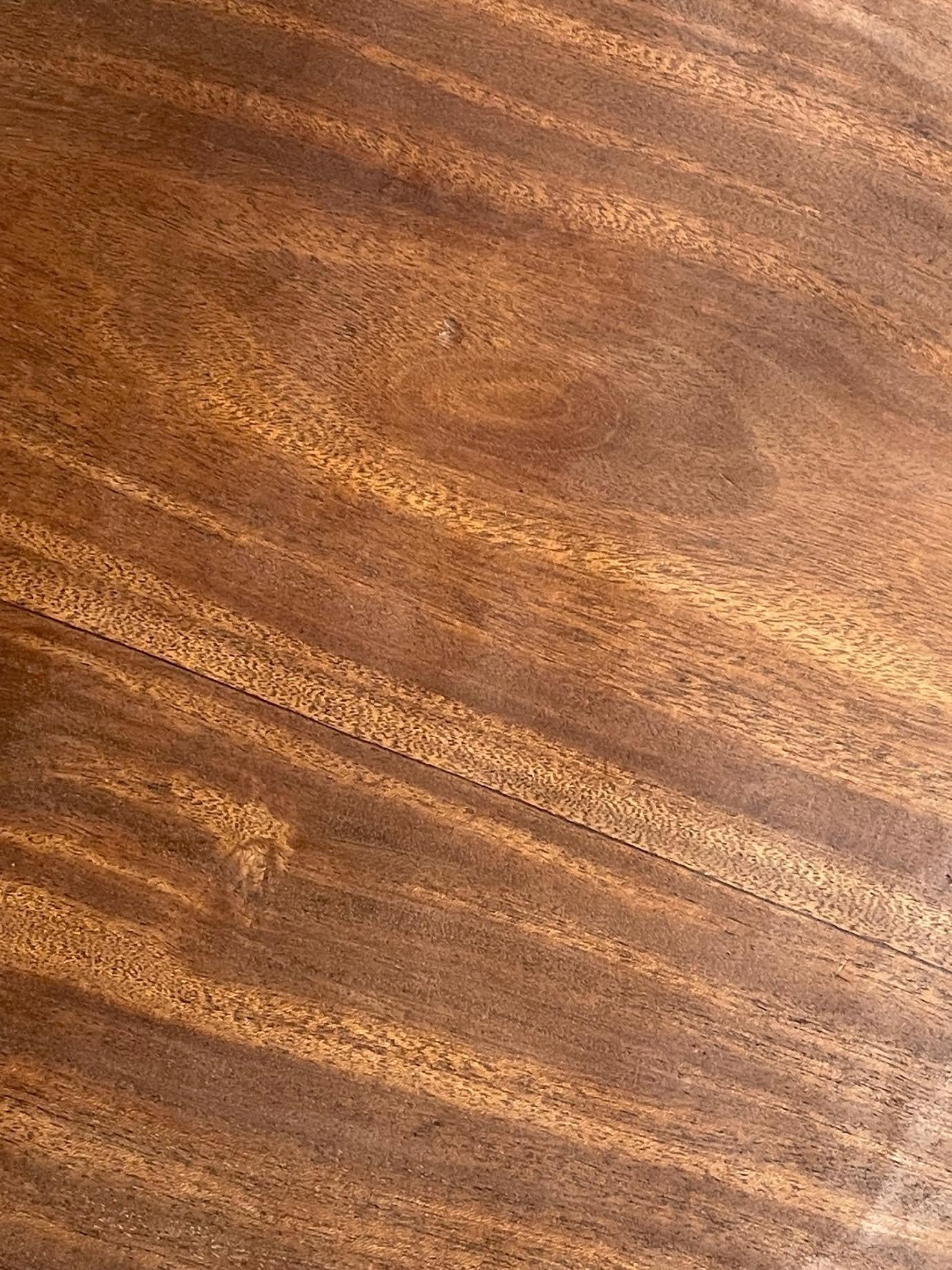 Mesa auxiliar redonda de madera de tres patas con anillas, Francia, años 60 mediados del siglo XX en venta