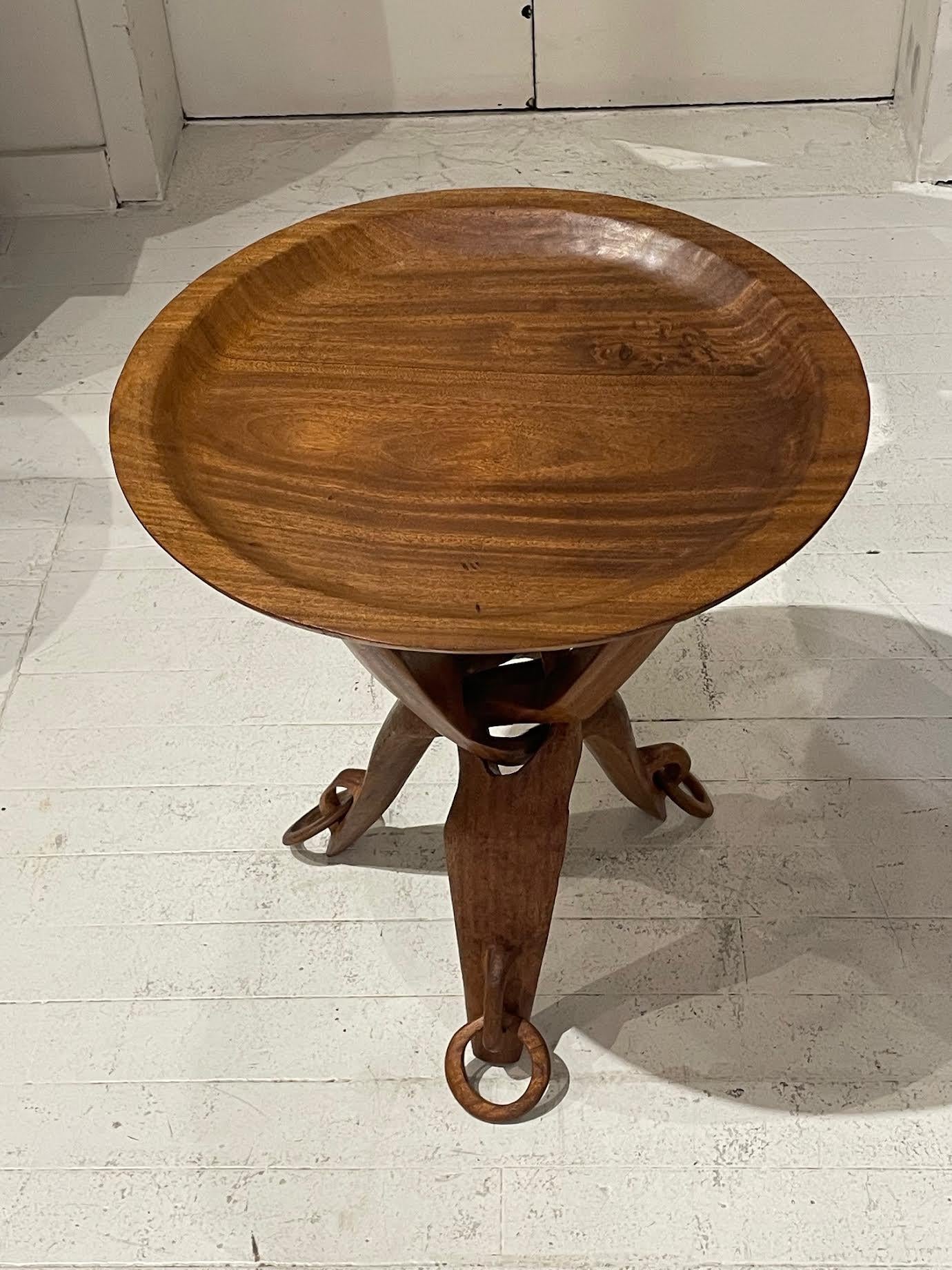 Mesa auxiliar redonda de madera de tres patas con anillas, Francia, años 60 Madera en venta