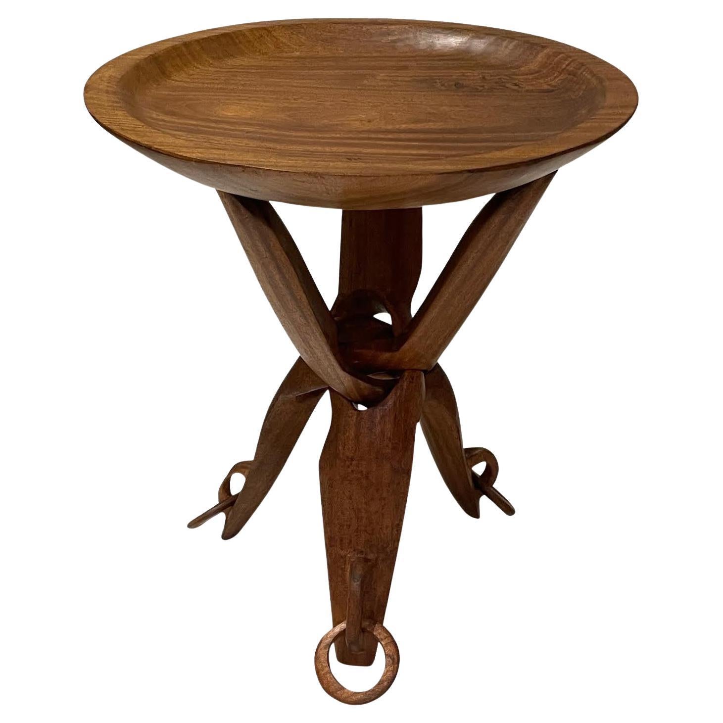 Mesa auxiliar redonda de madera de tres patas con anillas, Francia, años 60