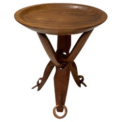Mesa auxiliar redonda de madera de tres patas con anillas, Francia, años 60