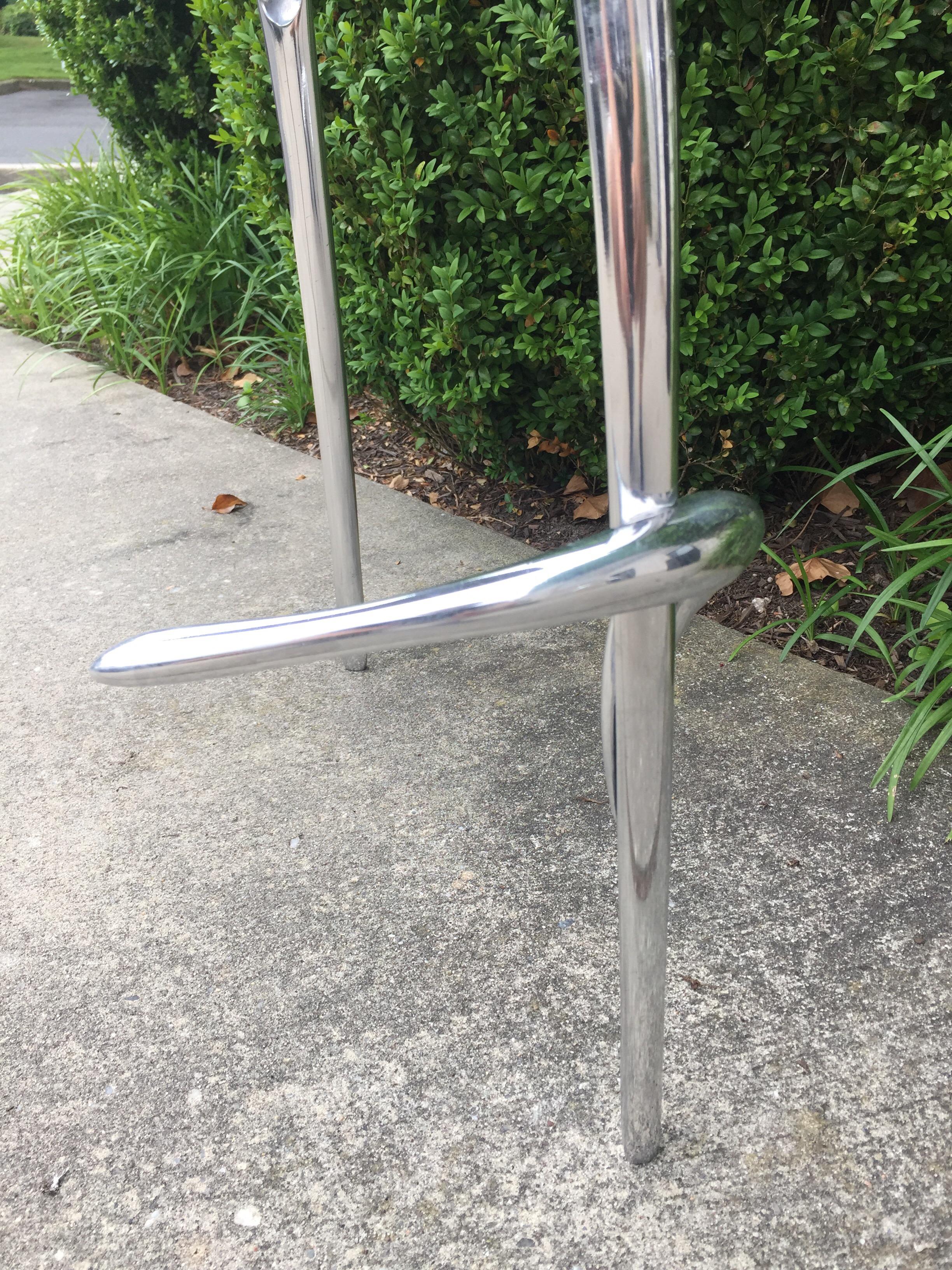 Three-Legged Sculptural Pair of Heavy Polished Aluminum Bar Stools For Sale 2