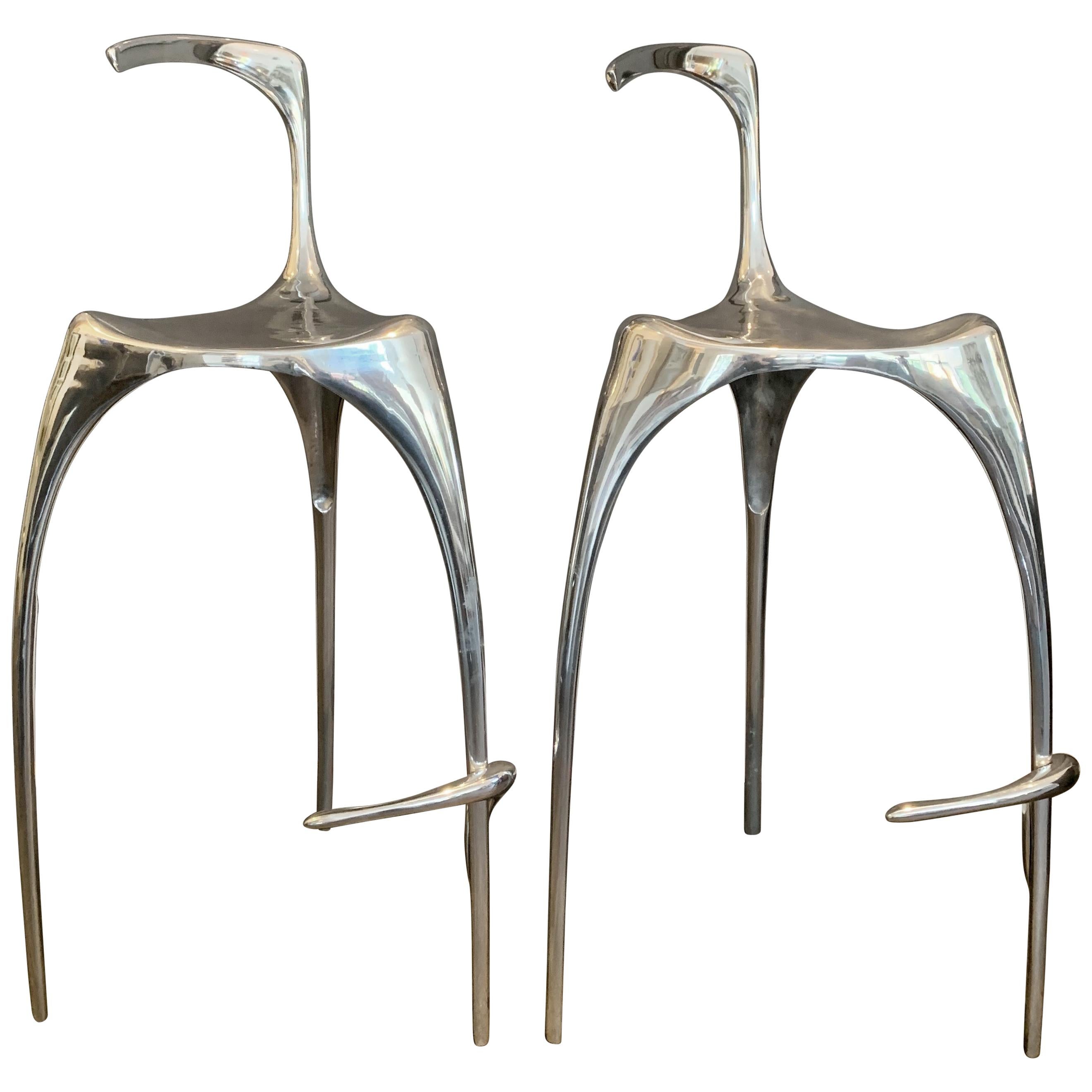 Dreibeiniges skulpturales Paar schwerer Barhocker aus poliertem Aluminium mit Beschlägen