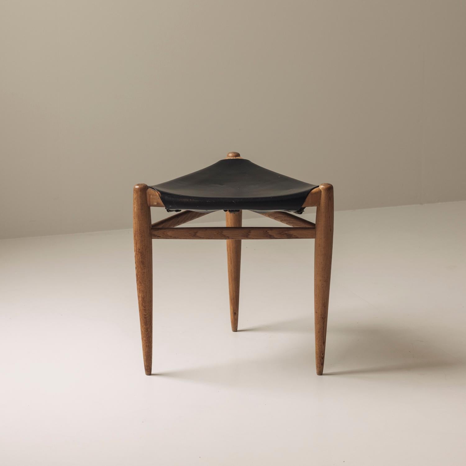 Dreibeiniger Hocker von Uno & Östen Kristiansson für Luxus, Schweden 1960er Jahre (Skandinavische Moderne) im Angebot