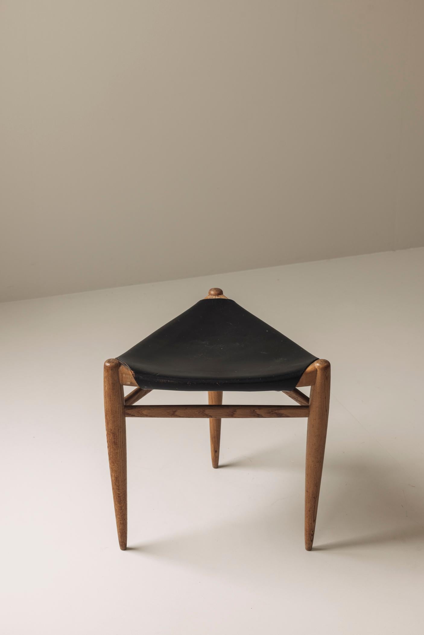 Dreibeiniger Hocker von Uno & Östen Kristiansson für Luxus, Schweden 1960er Jahre (Schwedisch) im Angebot
