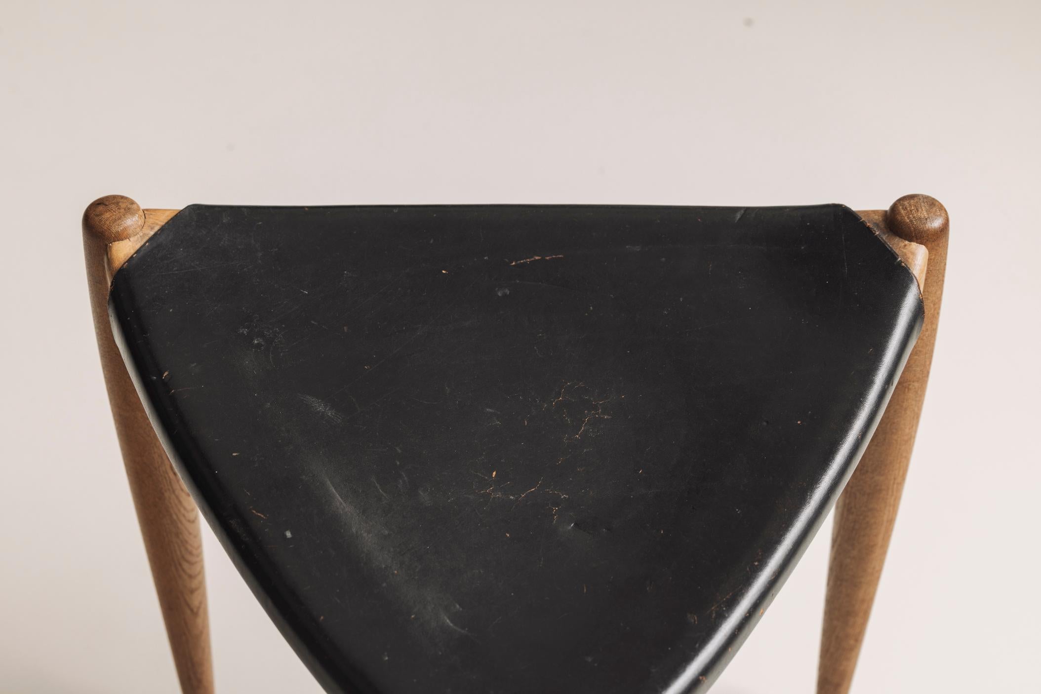 Dreibeiniger Hocker von Uno & Östen Kristiansson für Luxus, Schweden 1960er Jahre im Zustand „Gut“ im Angebot in Antwerp, BE
