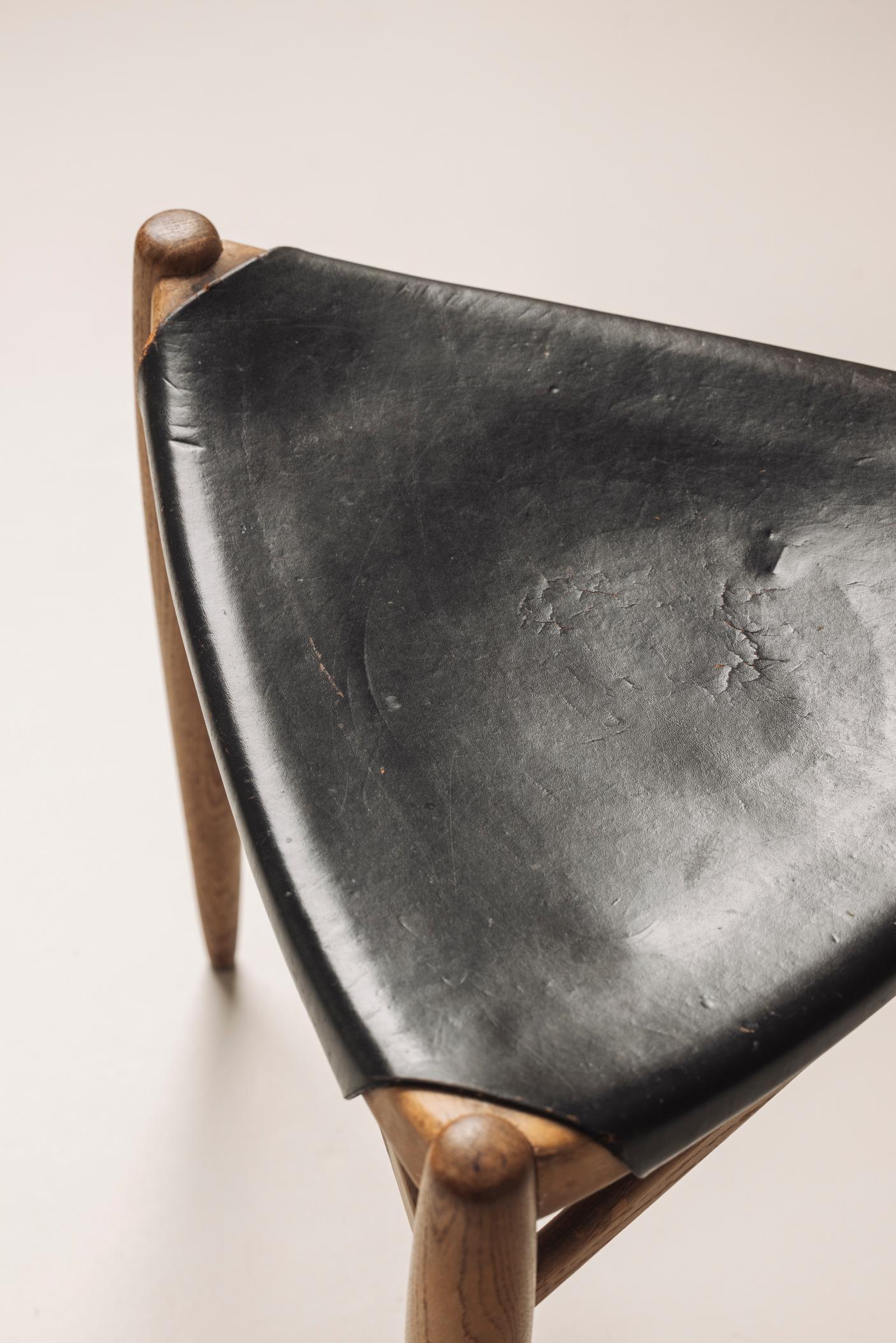 Dreibeiniger Hocker von Uno & Östen Kristiansson für Luxus, Schweden 1960er Jahre (Leder) im Angebot