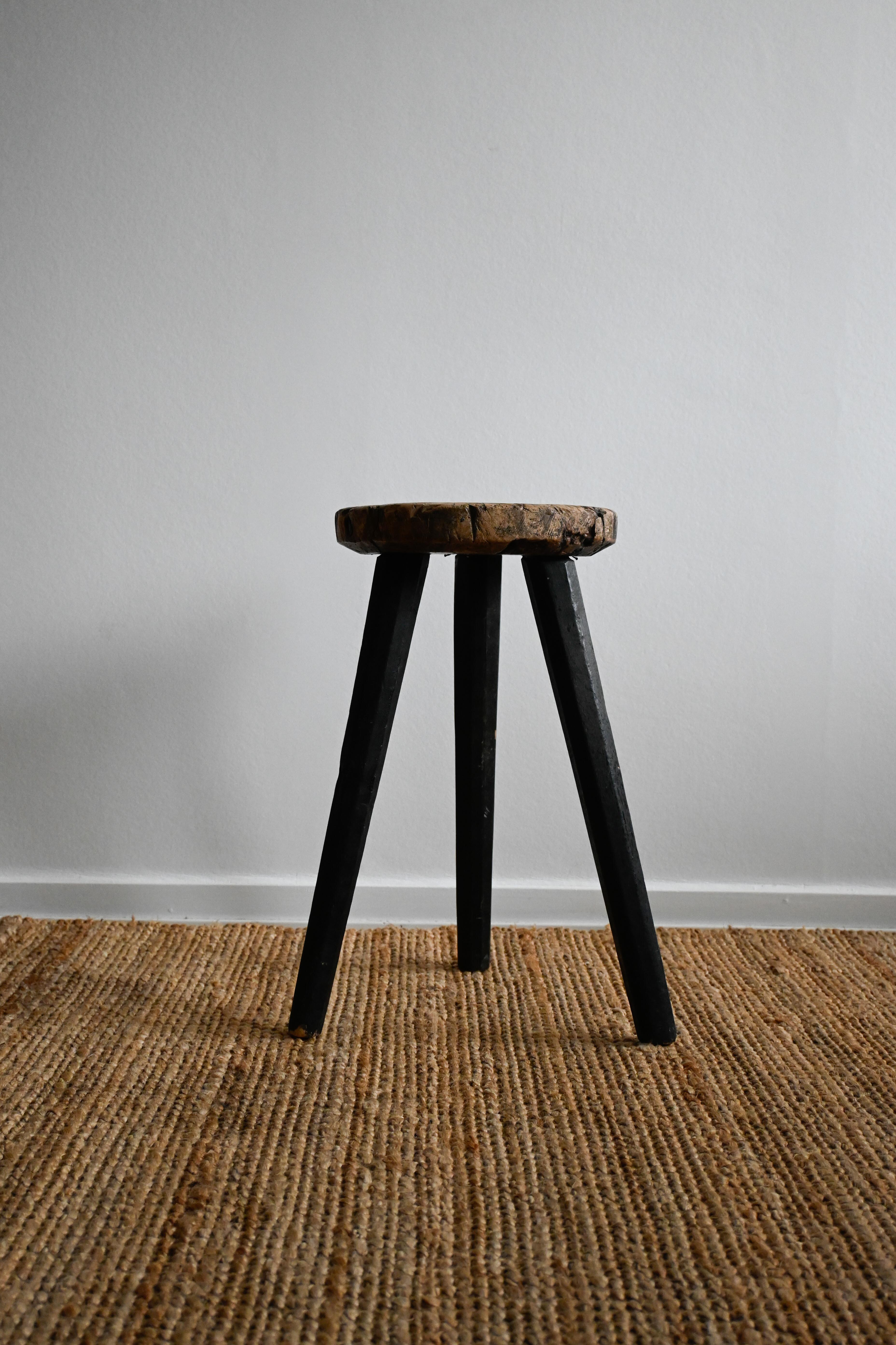 Fait main Tabouret à trois pieds de 1798 de la Suède du Nord en vente