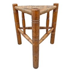 Dreibeiniger Hocker mit Sitz aus geflochtenem Binsengeflecht von Wallace Nutting