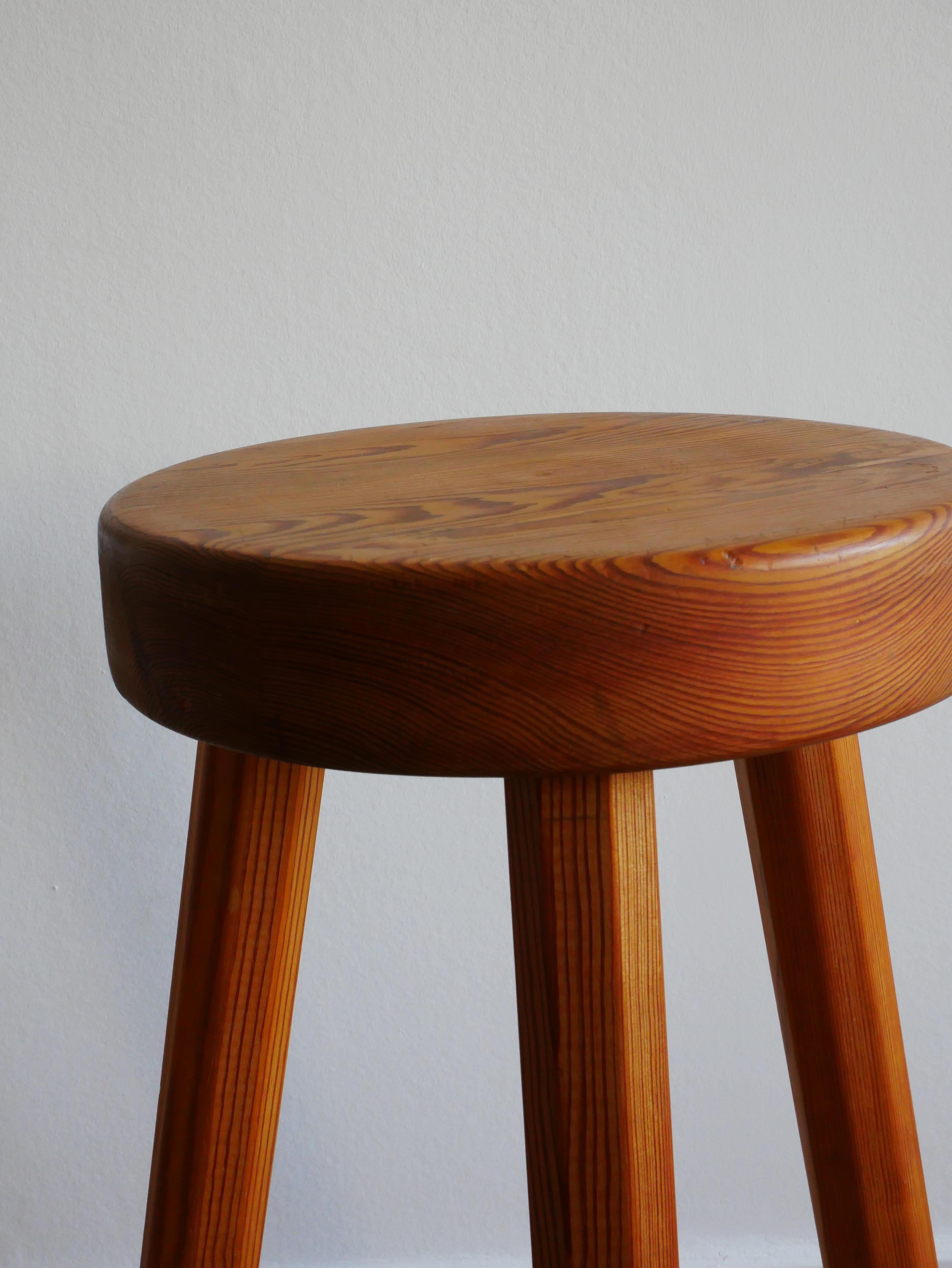 Three legged stool in solid pine
Sweden, cirka 1960

Great patina that really makes the wood grain stand out

Heigth: 53 cm
Seat Diameter: 29 cm.
