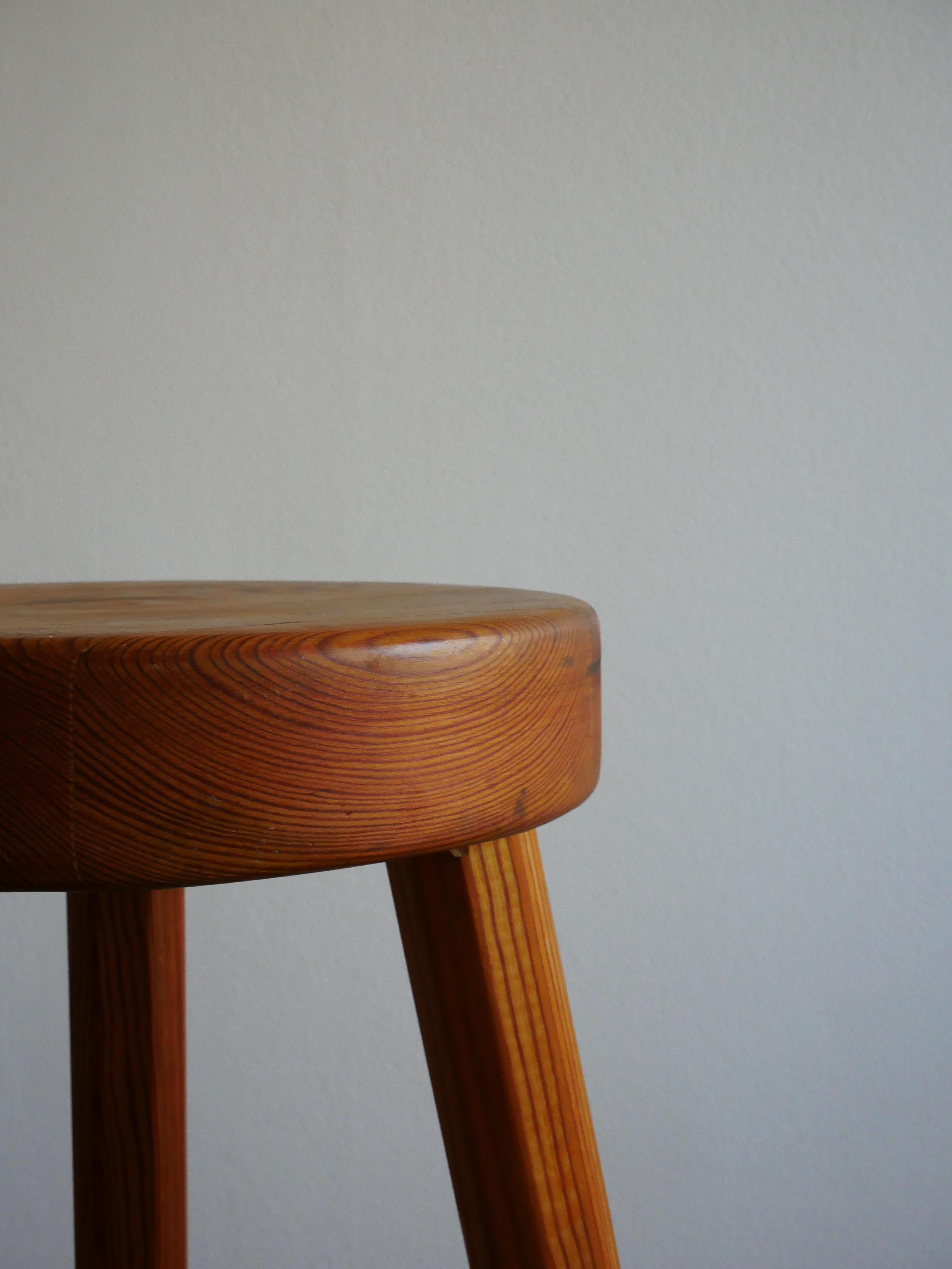 Three Legged Swedish Solid Pine Stool In Good Condition For Sale In Farsta, SE