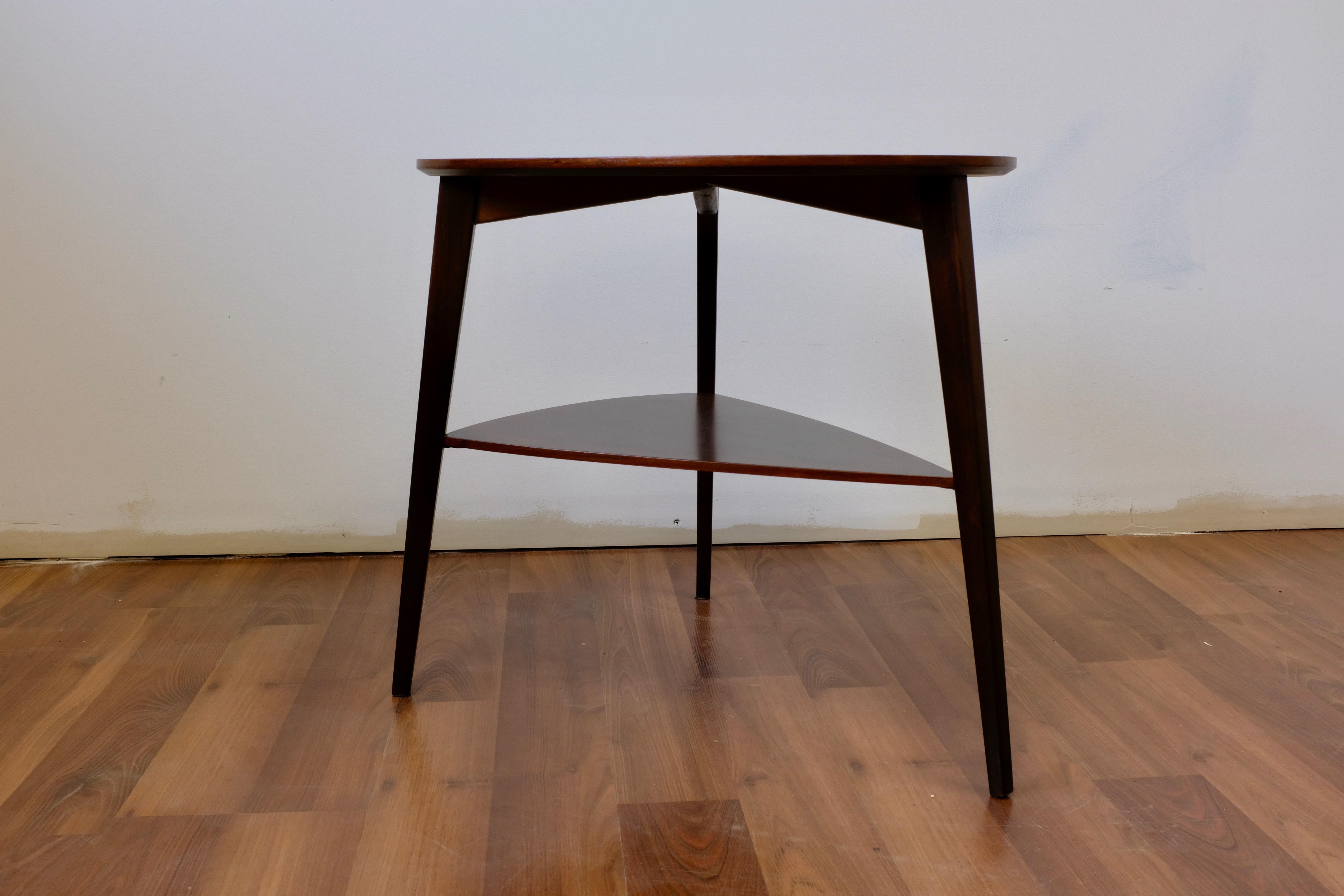 Three-legged end table in walnut with and egg-shaped veneered top and single shelf, designed by Holger Georg Jensen and made in Denmark by Kubus.

The piece has been refinished to remove minor defects and showcase the beauty of the wood.