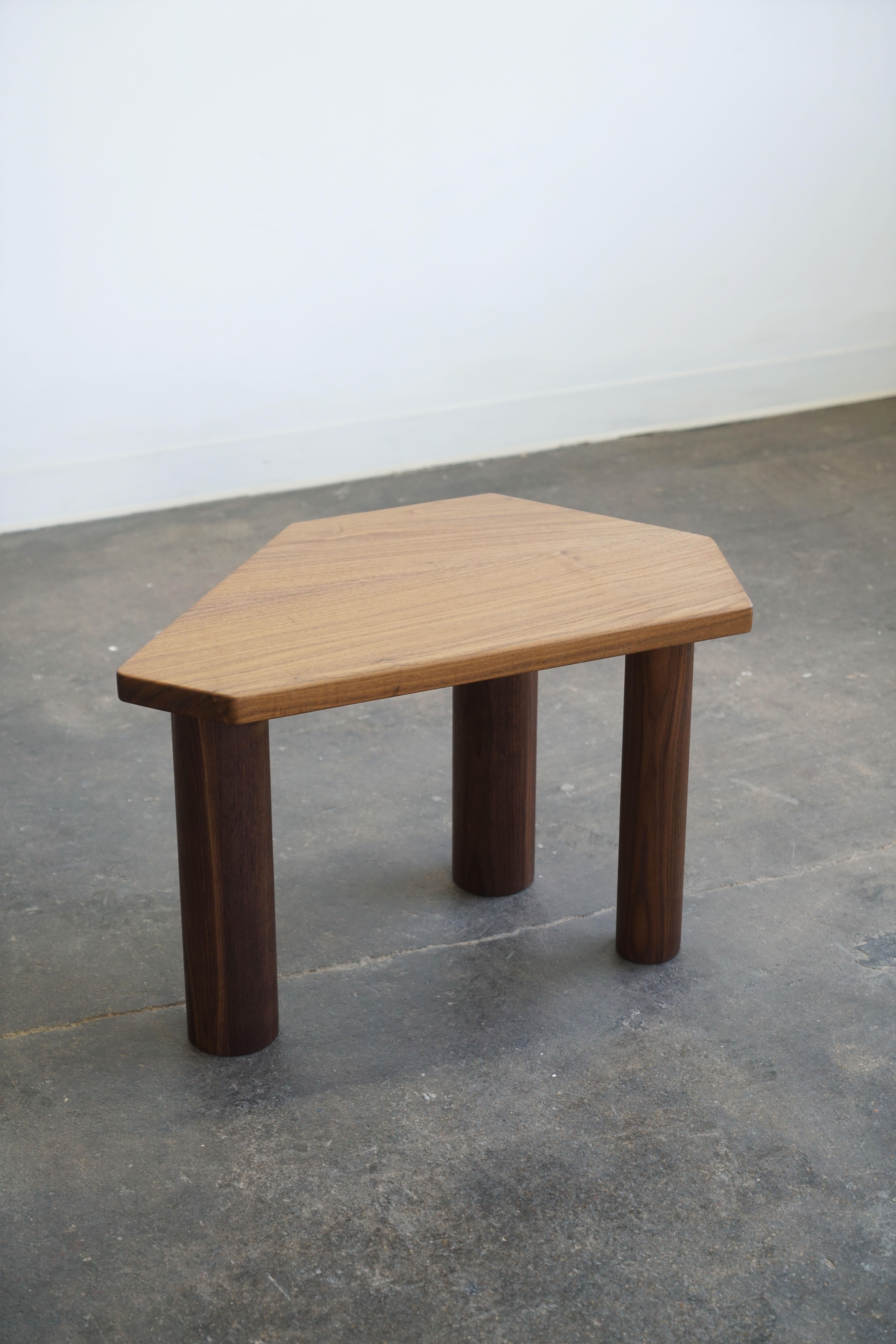 Table d'appoint moderne de forme unique par Last Workshop, 2024
Noyer massif, finition à l'huile naturelle  

Si le produit n'est pas en stock, la production est en cours : 6-7 semaines  
Les clients peuvent choisir parmi : les essences de bois, les