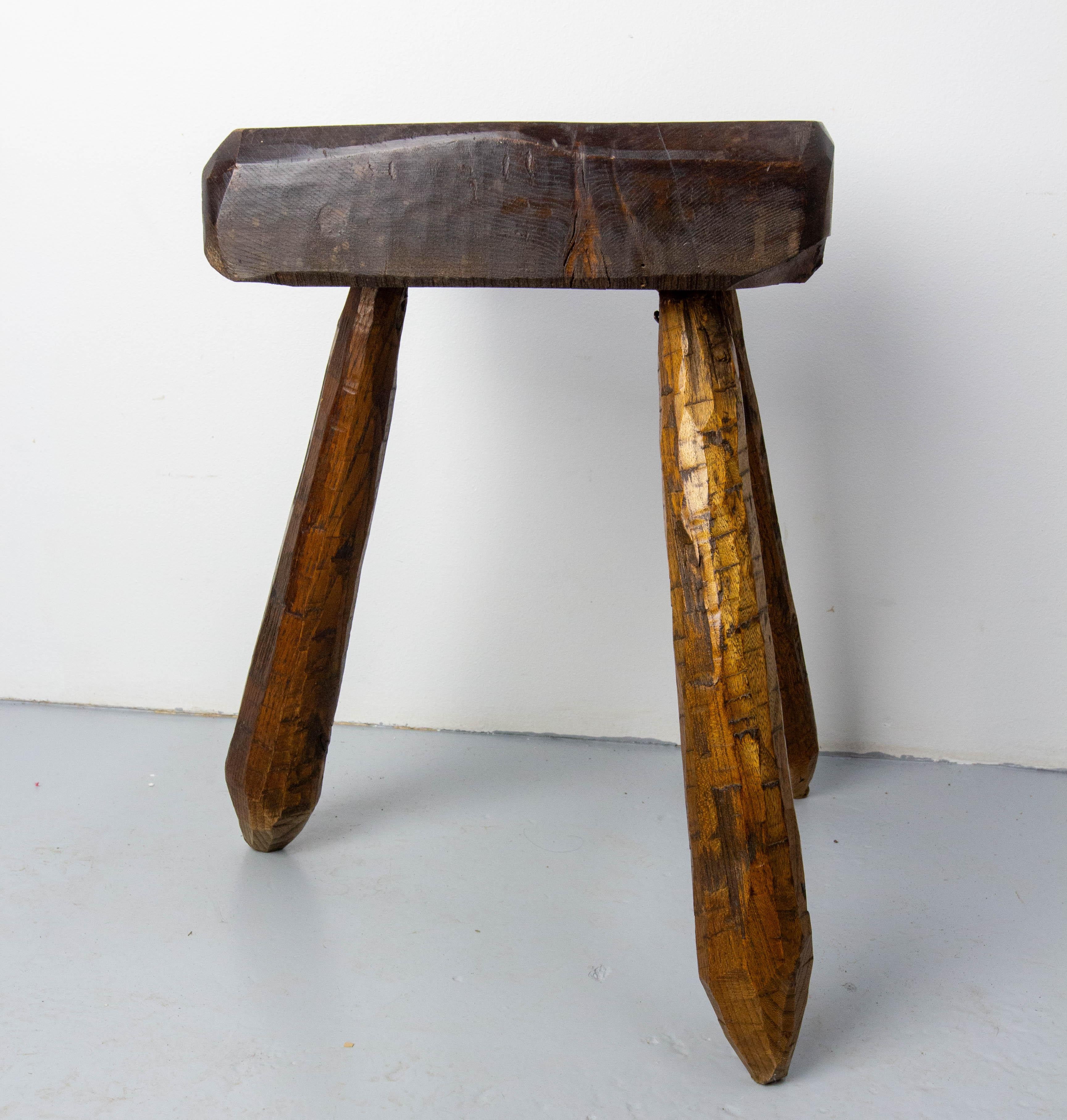 Milking stool or three-leg  square stool, brutalist, 1970, France
Elm
Very good vintage condition.

Shipping: 
37 / 37 / 44 cm 4.5 kg.
