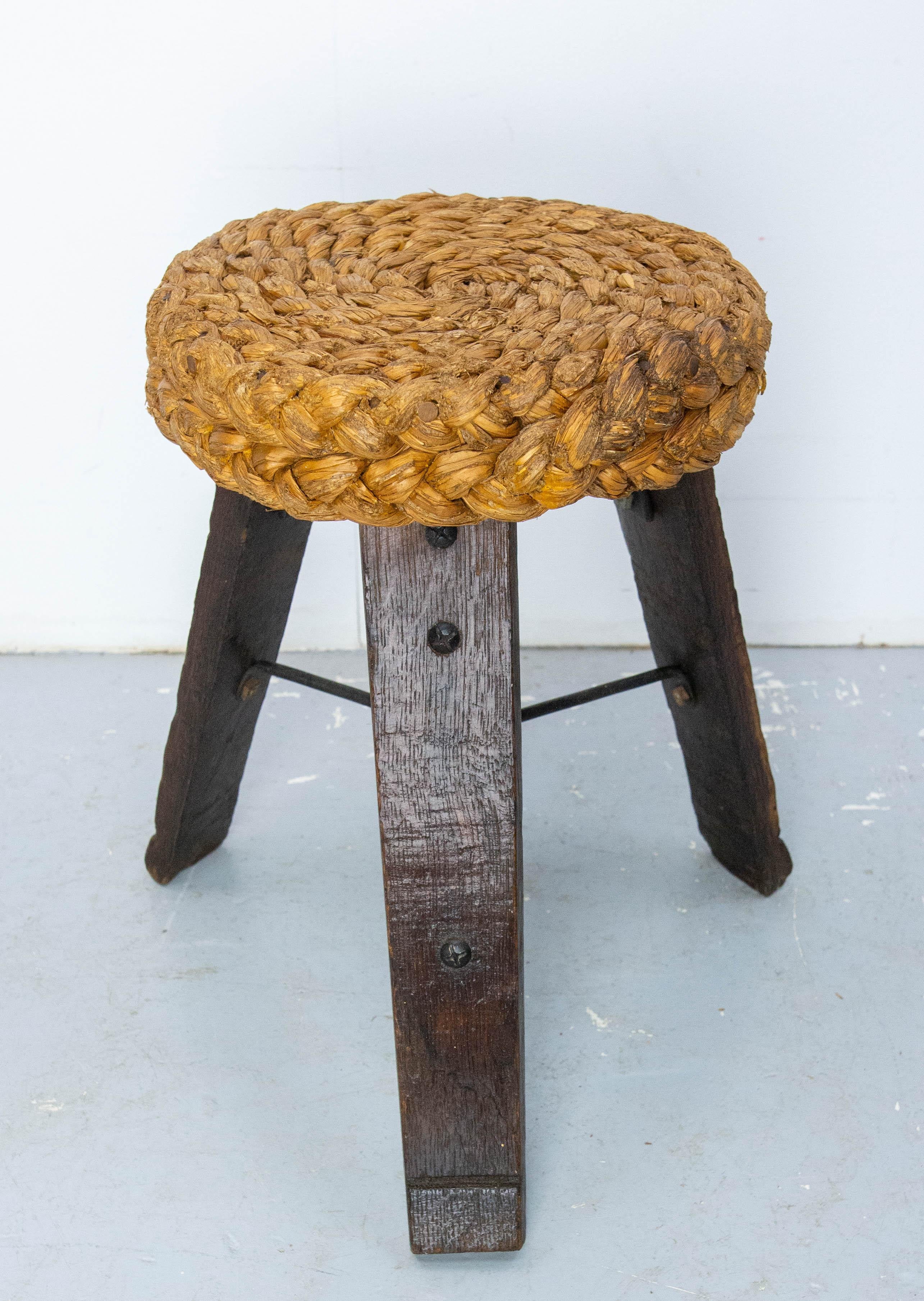Three Legs Stool Round Oak, Iron & Straw by Audoux-Minnet, France circa 1950 In Good Condition For Sale In Labrit, Landes