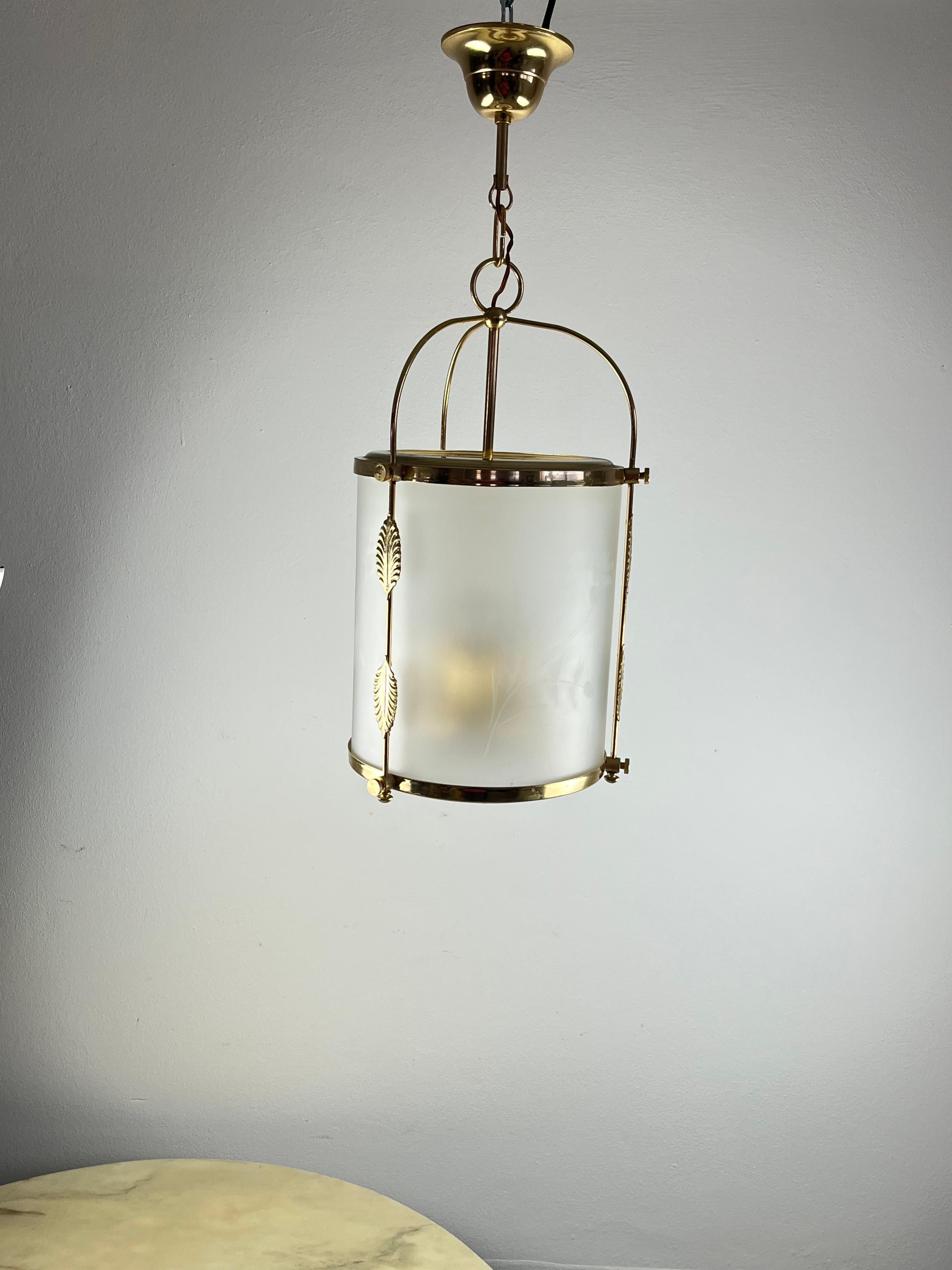 Three-light chandelier in worked glass and gilded metal, Italy, 1960s
Found in a noble apartment in the Sicilian hinterland. The gilding shows signs of aging in some places.
Height 63 cm with the chain, 46 cm without.
