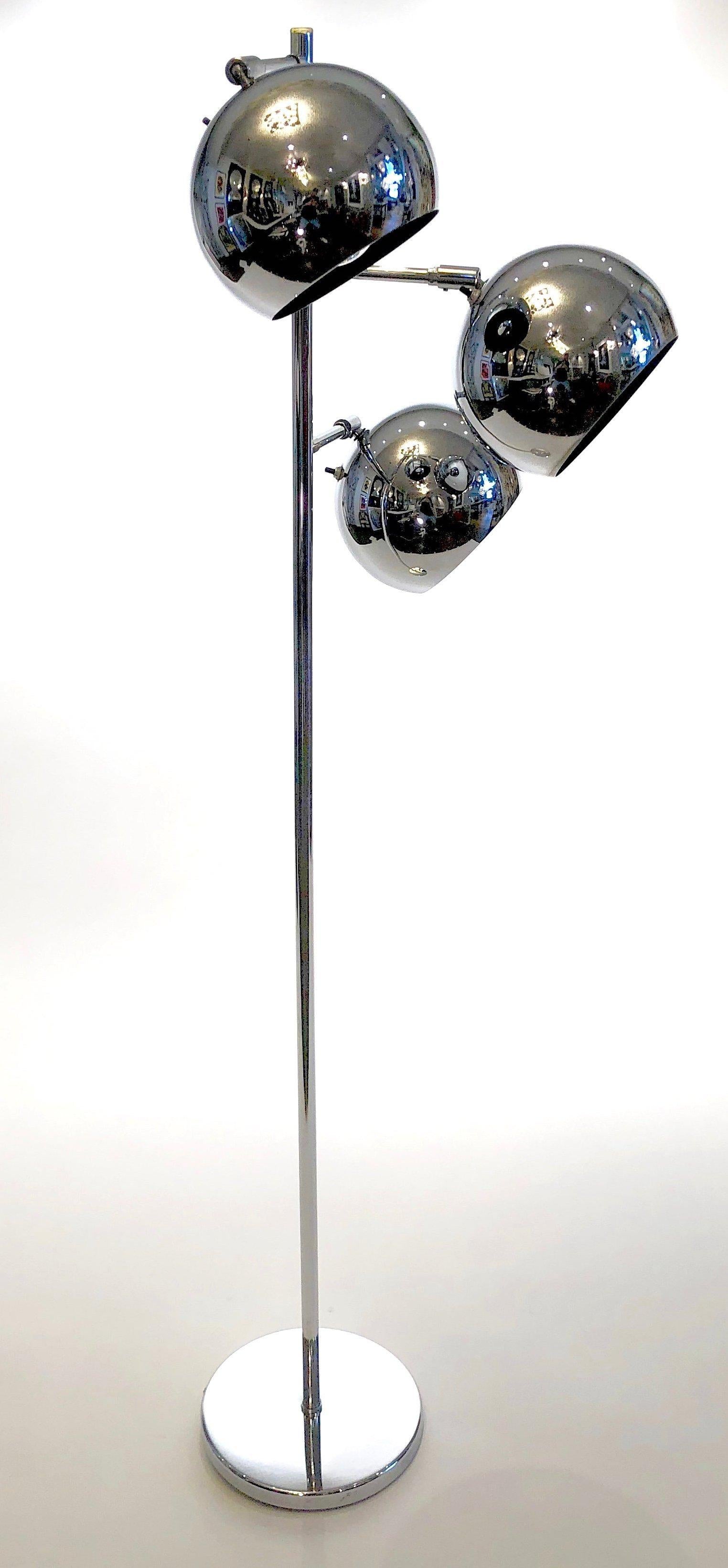 20ième siècle Lampadaire chromé à trois lumières