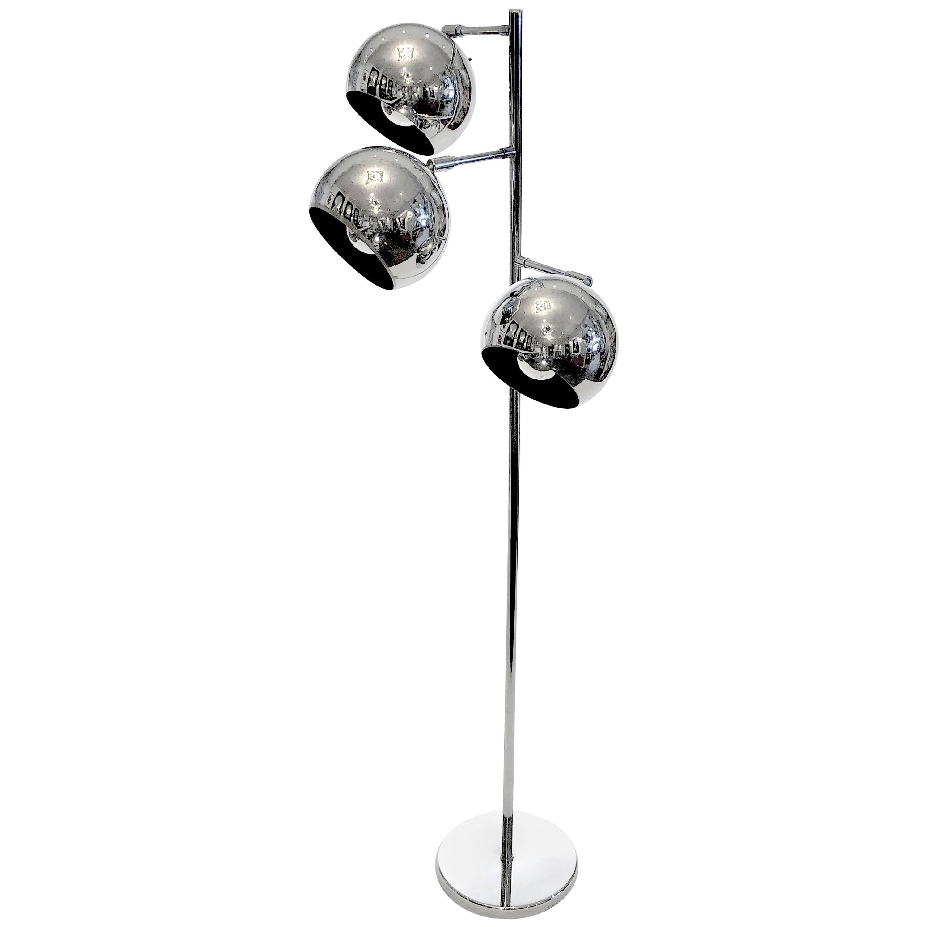 Lampadaire chromé à trois lumières