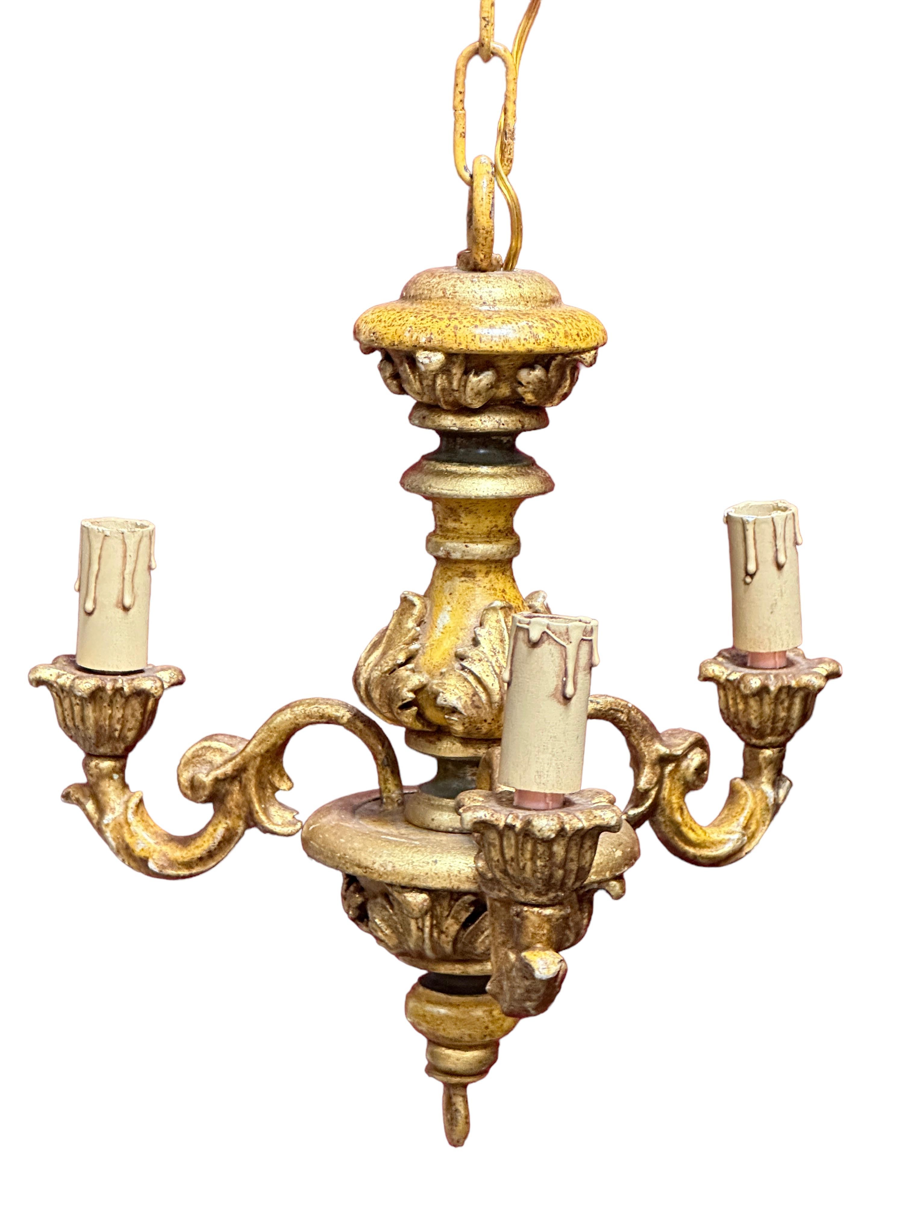 Three Light Gilt wood Hollywood Regency Chandelier Tole, Germany 1950s In Good Condition For Sale In Nuernberg, DE