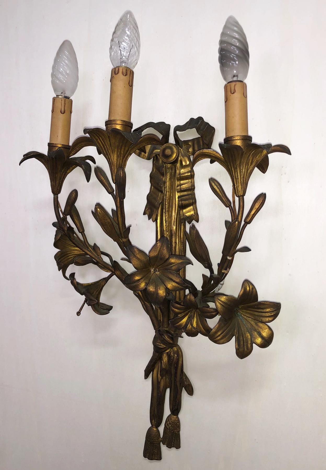 Three-light brass wall light from Italy.
The design is floral. Some flowers do not have an internal pistil.
The type of attack of the bulbs is type E14.
If the voltage in your country is not 220V I suggest you ask your electrician and installer