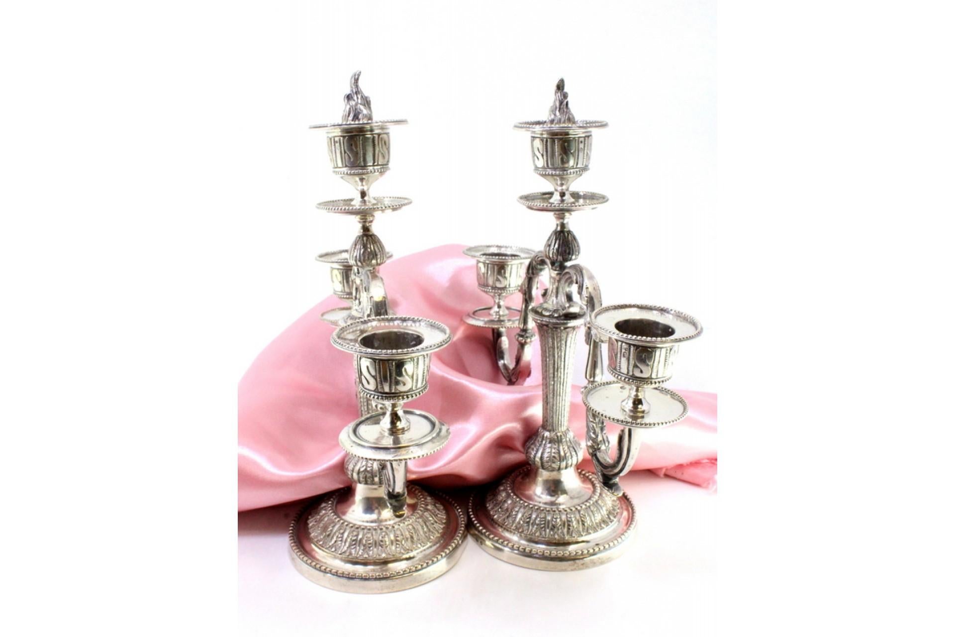 Three-light silver candelabrum with pearly friezes and beaded circular base For Sale 4
