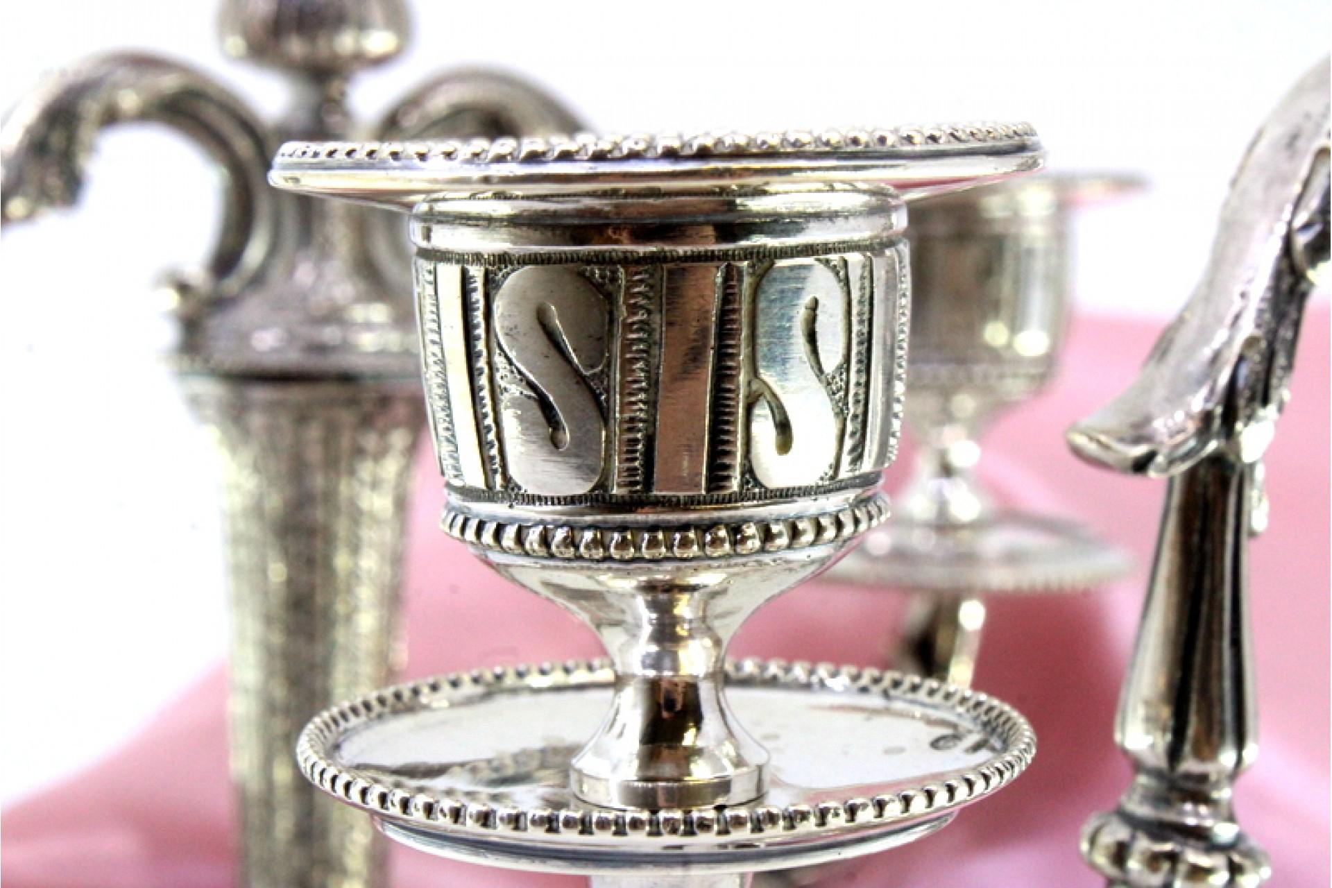 Three-light silver candelabrum with pearly friezes and beaded circular base In Good Condition For Sale In Porto, PT