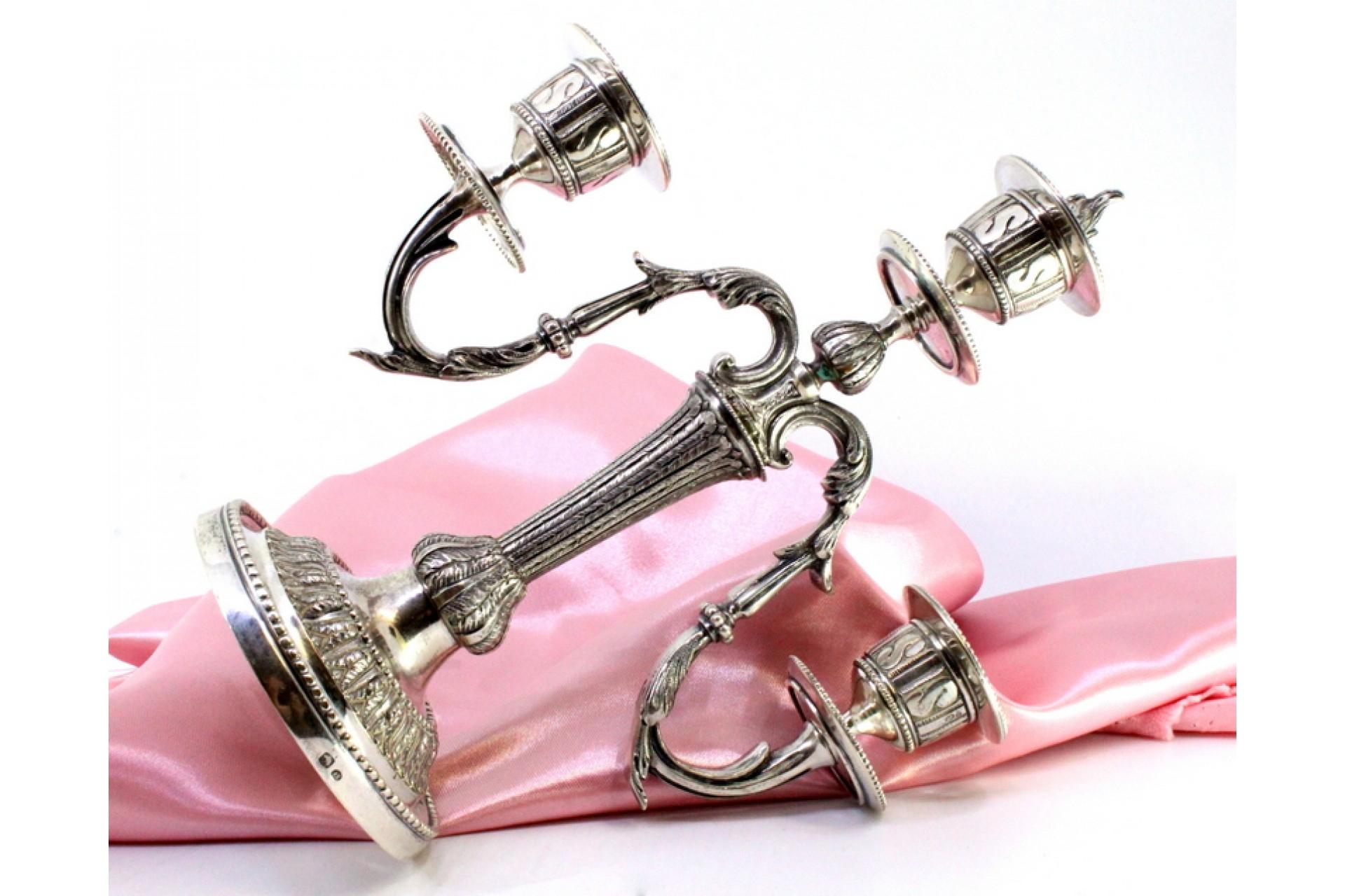 Three-light silver candelabrum with pearly friezes and beaded circular base For Sale 1