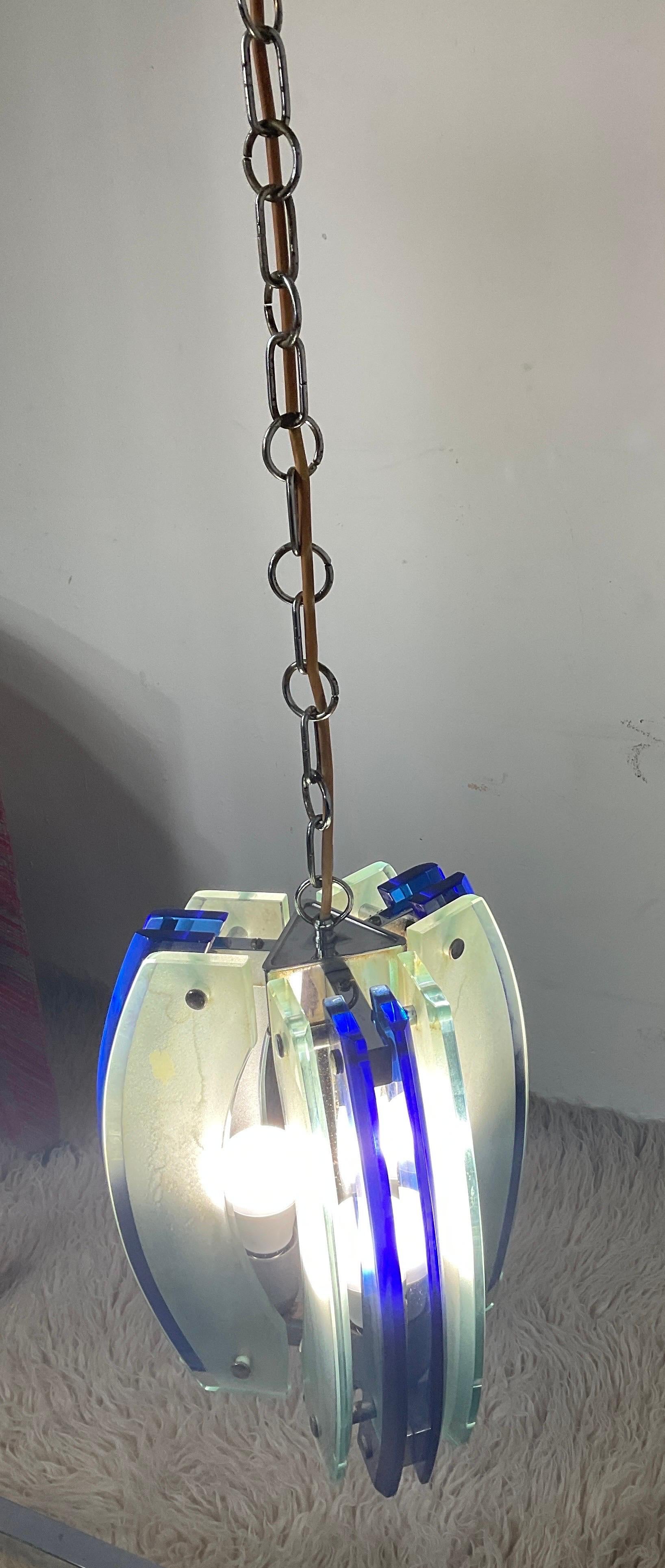 Three lights chandelier, colored glass attributable to Fontana Art In Good Condition For Sale In Catania, IT