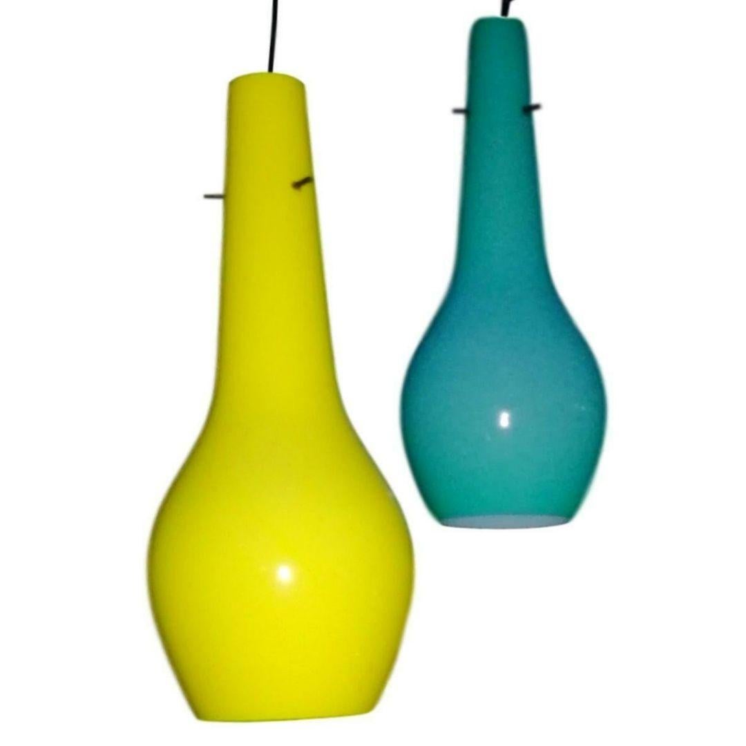 Glas-Kronleuchter murano 50er Jahre im Stil der ginovistosi, bestehend aus drei Gläser agoccia in den Farben gelb, hellblau und weiß

Jedes der Gläser misst 40 cm in der Höhe, daher können die Abmessungen des gesamten Kronleuchters durch