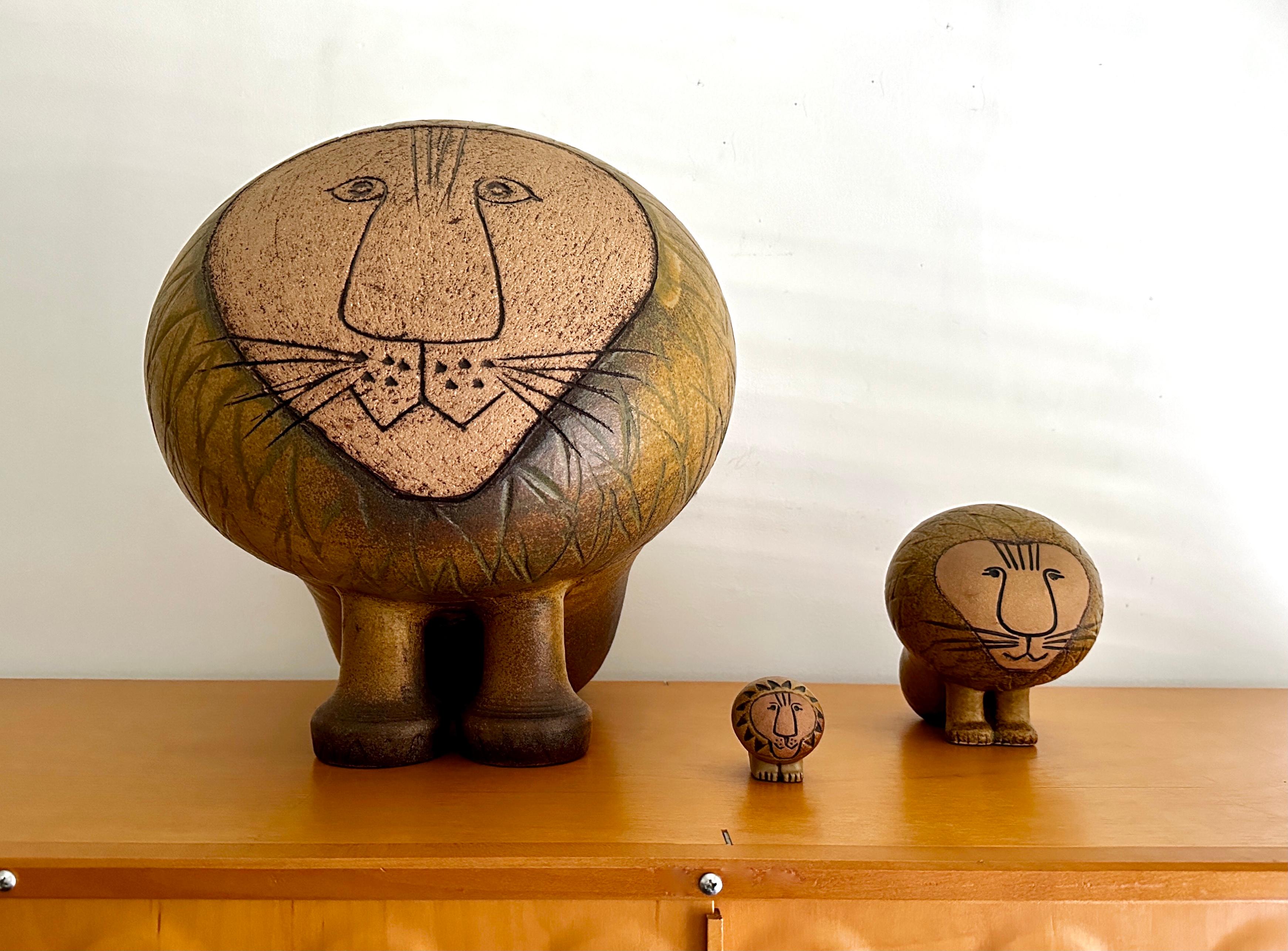 Drei Löwen in verschiedenen Größen, entworfen von der bekannten Designerin und Keramikerin Lisa Larson. Die Löwen stammen aus der Serie Afrika, die 1964 entworfen wurde. Das Set besteht aus einem Mini-Löwen, einem großen und einem riesigen Löwen.