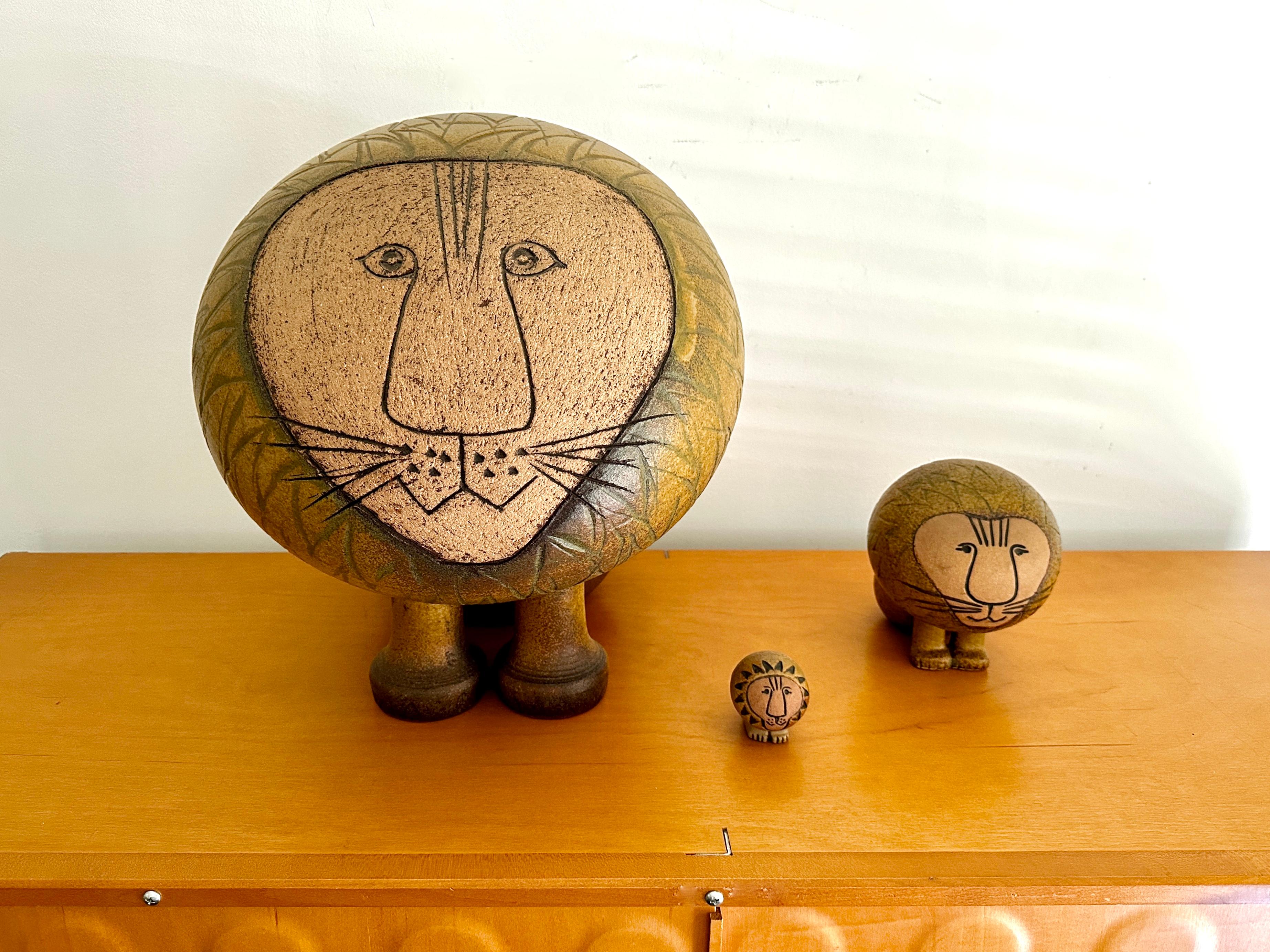 Drei Löwen aus der Afrika-Serie, entworfen von Lisa Larson für Gustavsberg (Skandinavische Moderne) im Angebot