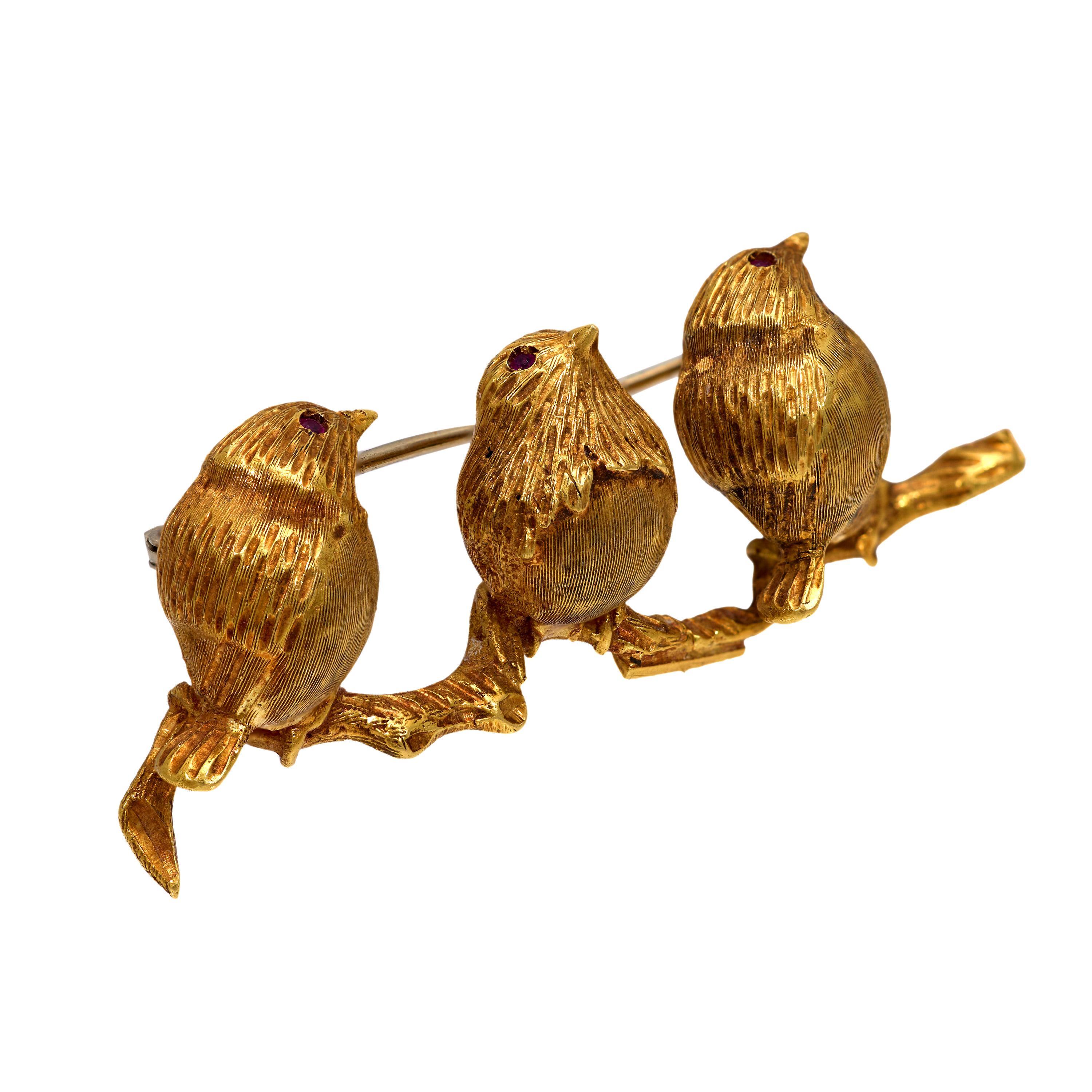Brilliant Cut Three little birds 18k yellow gold brooch For Sale