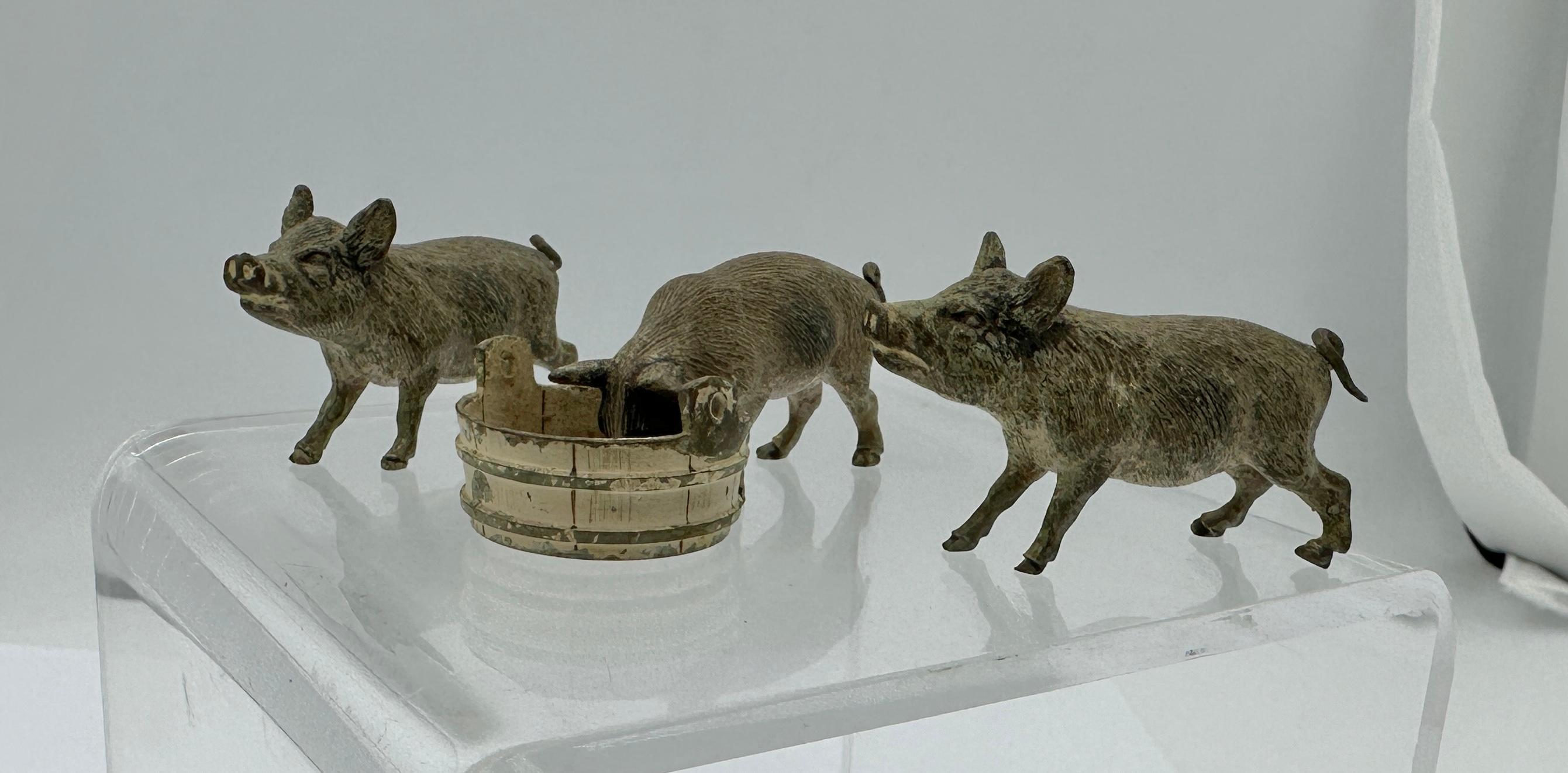 Drei kleine Schweine Schweine, Österreichische Wiener Bronze, um 1900, Geschutzt-Pferd (Gilded Age) im Angebot