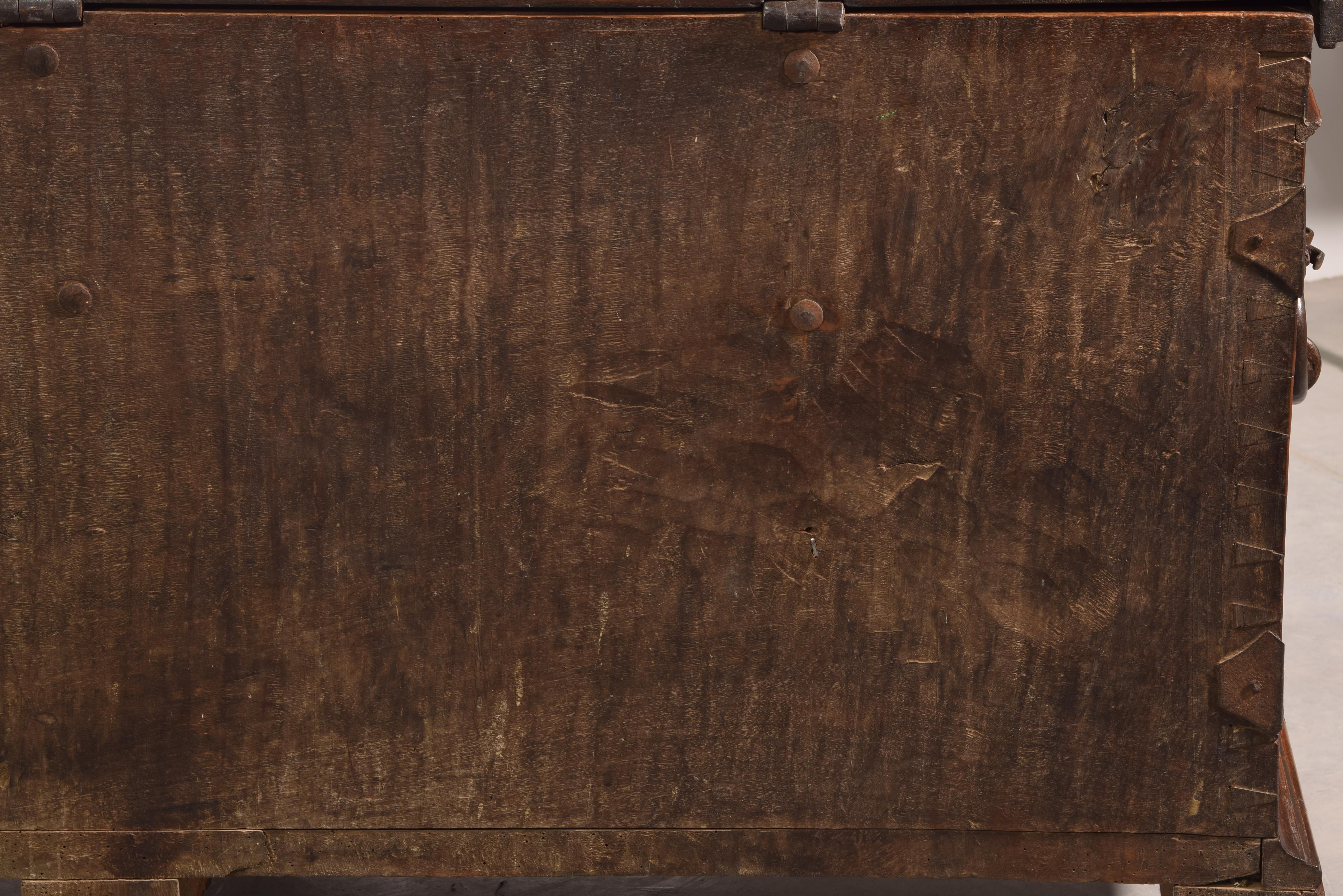 Kommode mit drei Schlössern, Nussbaum, Eisen, Spanien, 17. Jahrhundert im Angebot 7