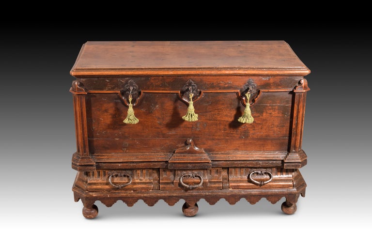 Chest of three bolts with drawers. Walnut wood. Spain, 17th century. 
Rectangular chest with a flat lid that is unique due to its format and constitution. It presents a decoration on the front and the two sides with moldings resembling