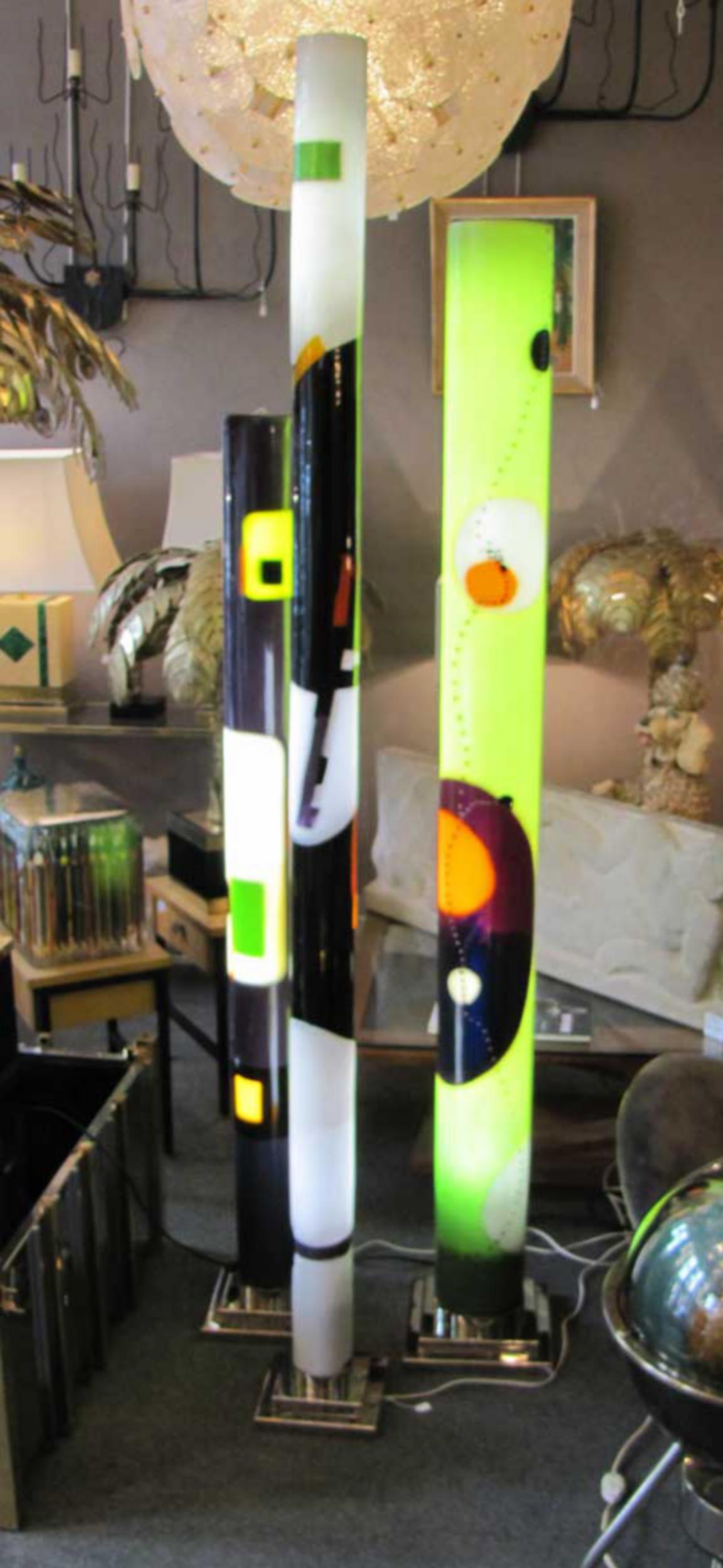 Trois colonnes lumineuses en résine de Pauline Couble, une jeune artiste contemporaine. Pièces uniques, fabriquées à la main. Bases en métal chromé.
Colonne N°1 : Hauteur 223 cm (87.8 inches). Diamètre 12 cm (4,7 pouces)
Colonne N°2 : Hauteur 182 cm