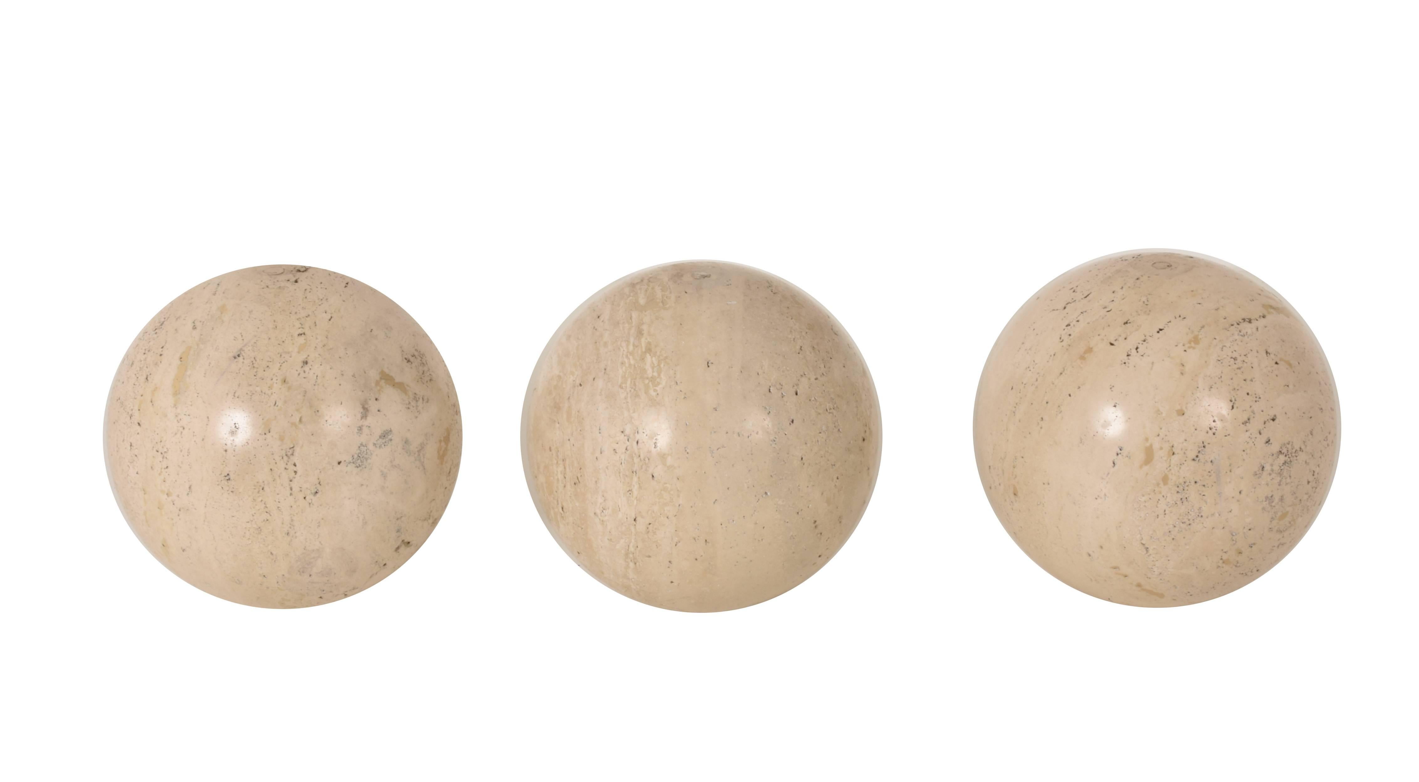 Three balls in polished travertine marble.
travertine balls. Beautiful ornamental object, positioned on the ground, on a bookcase, on a table. As a bookmark, or even as a basis for a coffee table. Measures: Diameter 22 cm.