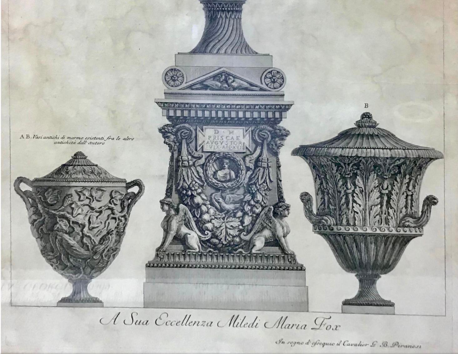Drei Vasen aus Marmor und ein Sarkophag, Radierung von G.B. Piranesi (Italienisch) im Angebot