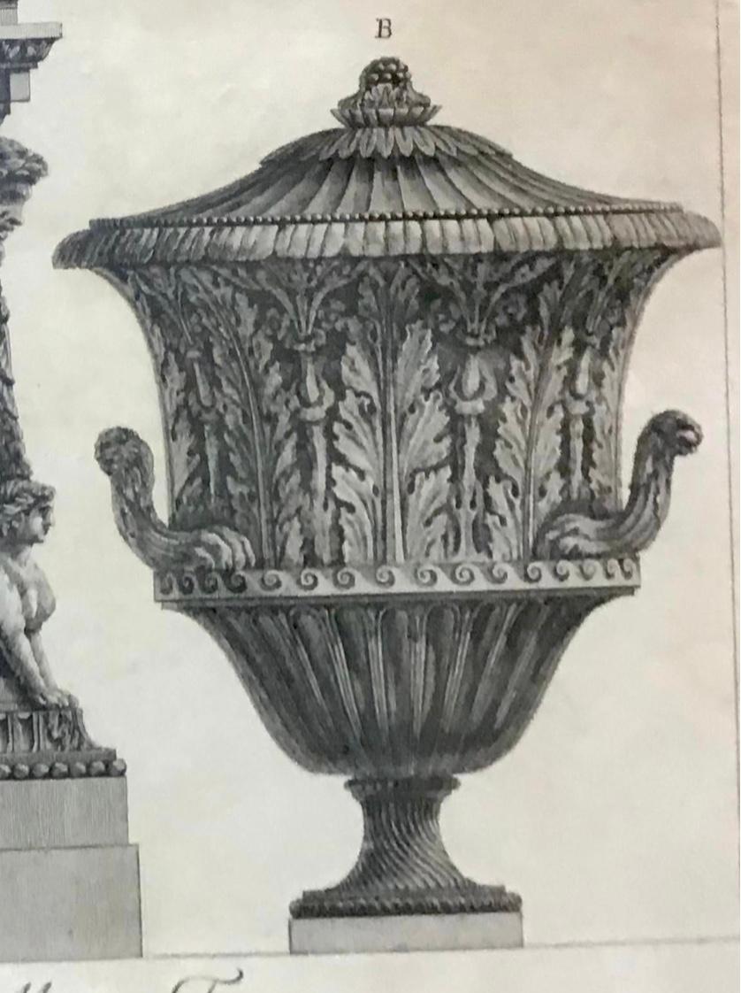 Drei Vasen aus Marmor und ein Sarkophag, Radierung von G.B. Piranesi (Papier) im Angebot