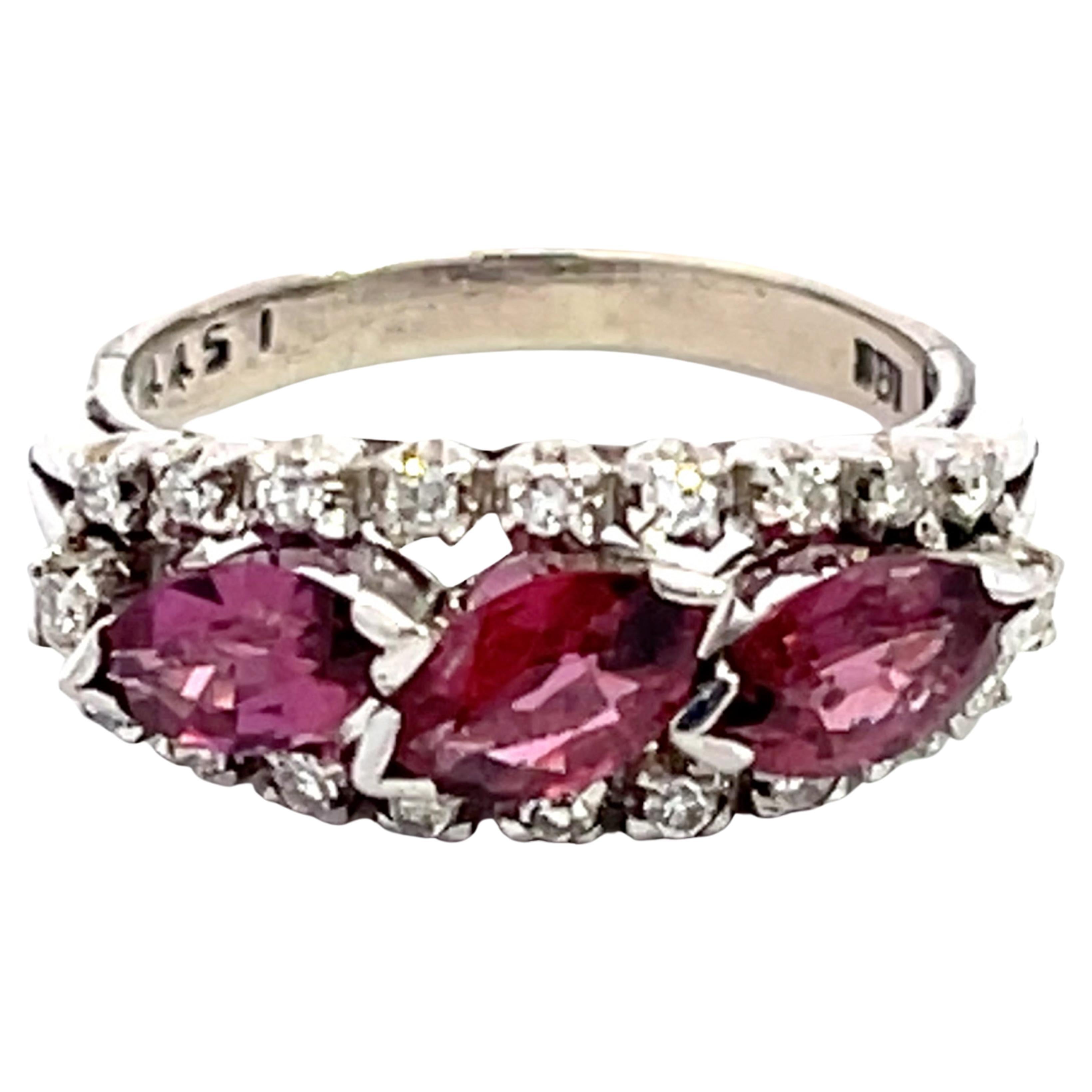 Bague en or blanc 18 carats avec trois rubis rouges marquis et halo de diamants