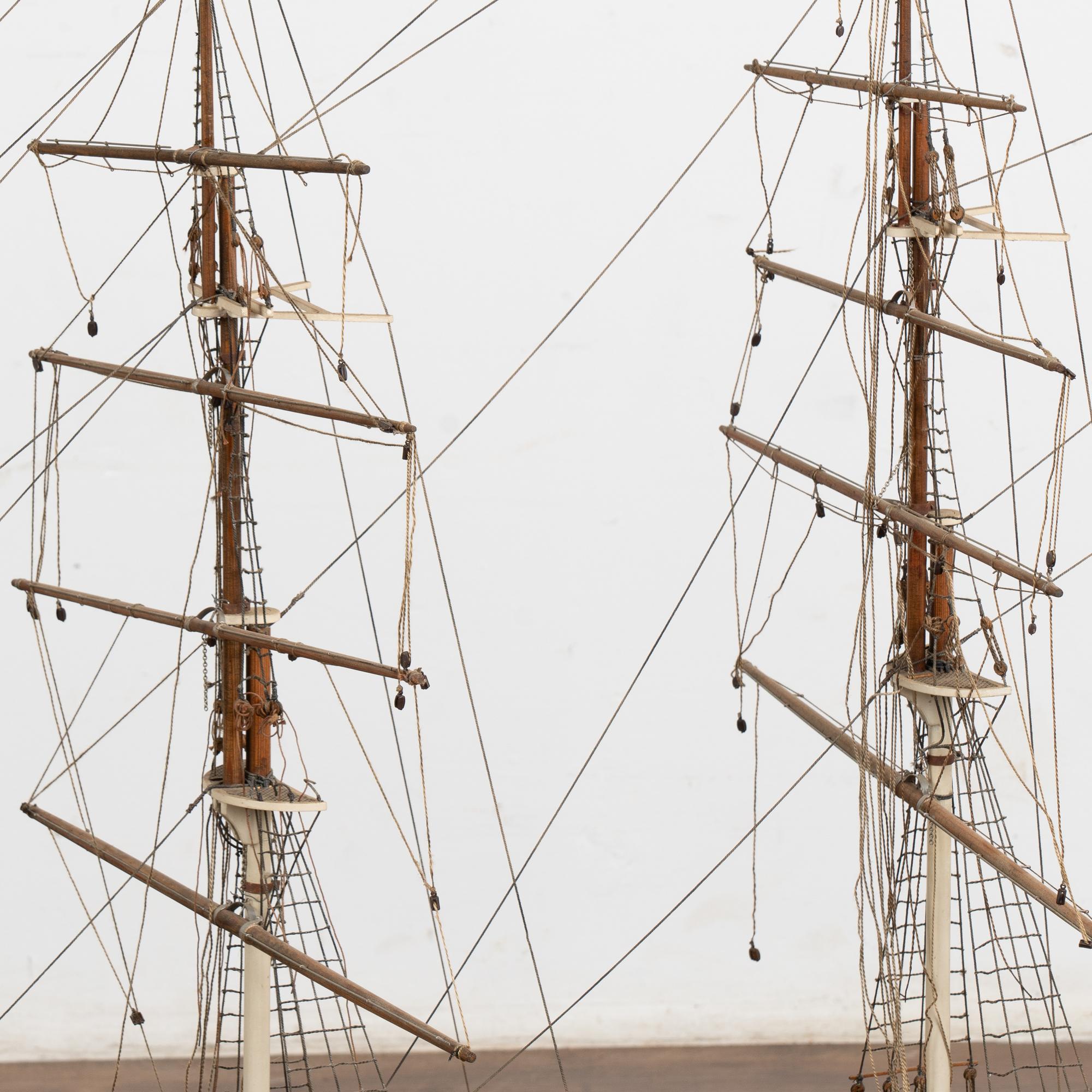 Modello di barca a vela a tre alberi, Danimarca, circa 1920 In condizioni buone in vendita a Round Top, TX