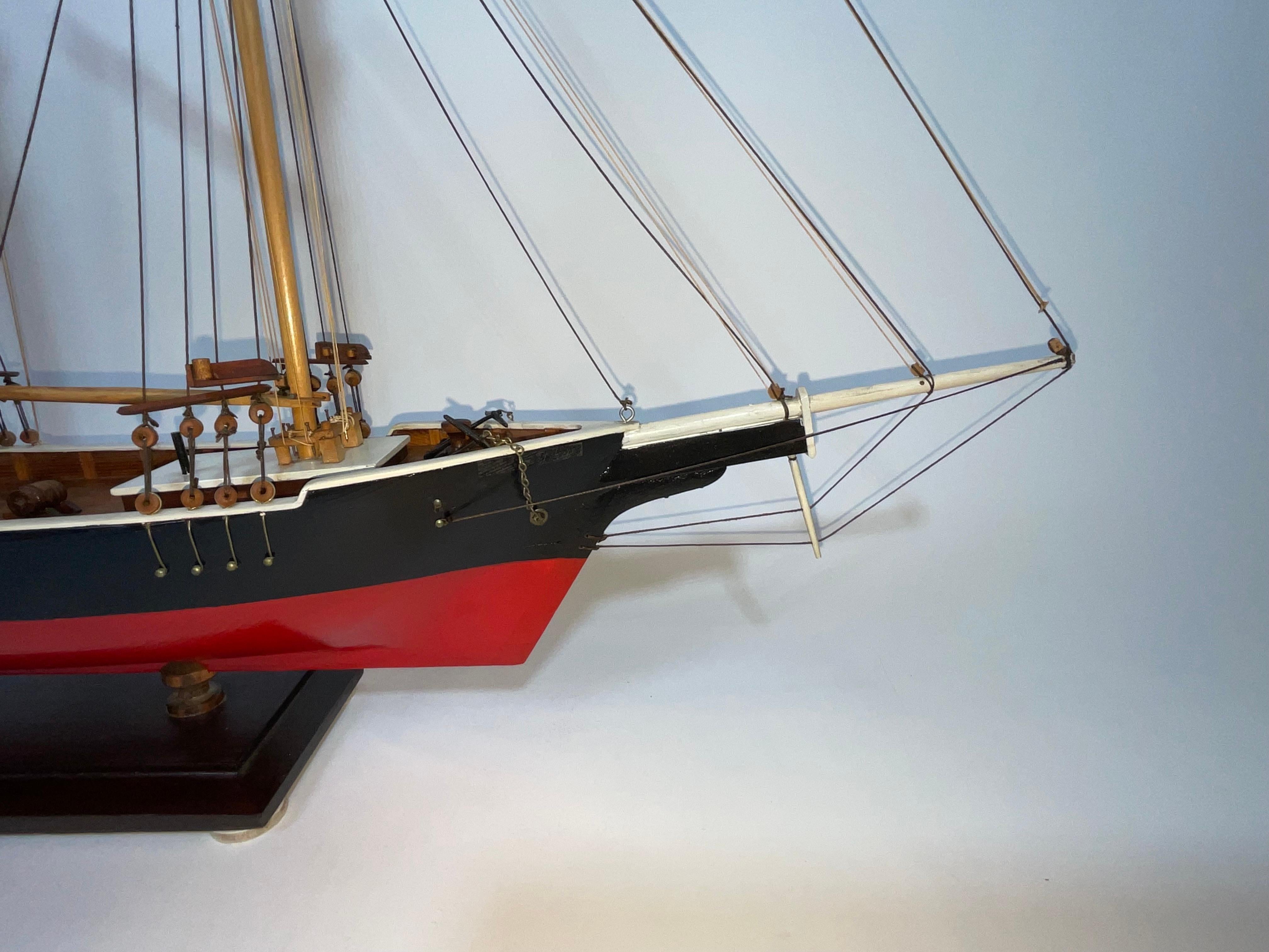 Modèle de navire Schooner à trois mâts Bon état - En vente à Norwell, MA