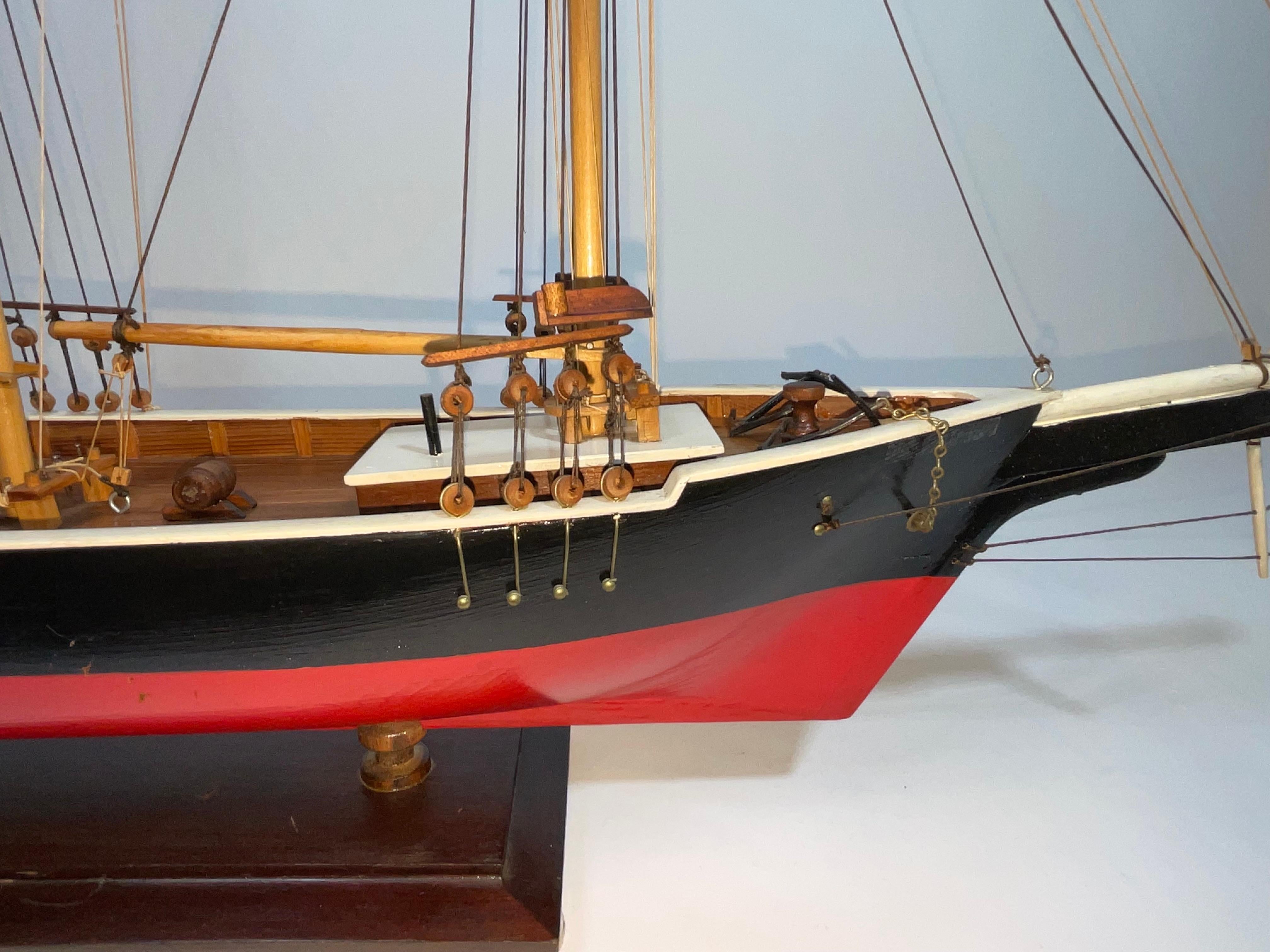 Milieu du XXe siècle Modèle de navire Schooner à trois mâts en vente