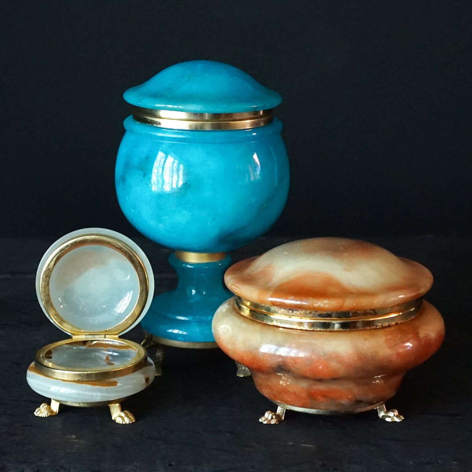 Three MCM Italian Alabaster and Brass Claw Dolphin Footed Lidded Jewelry Boxes In Good Condition For Sale In Haarlem, NL
