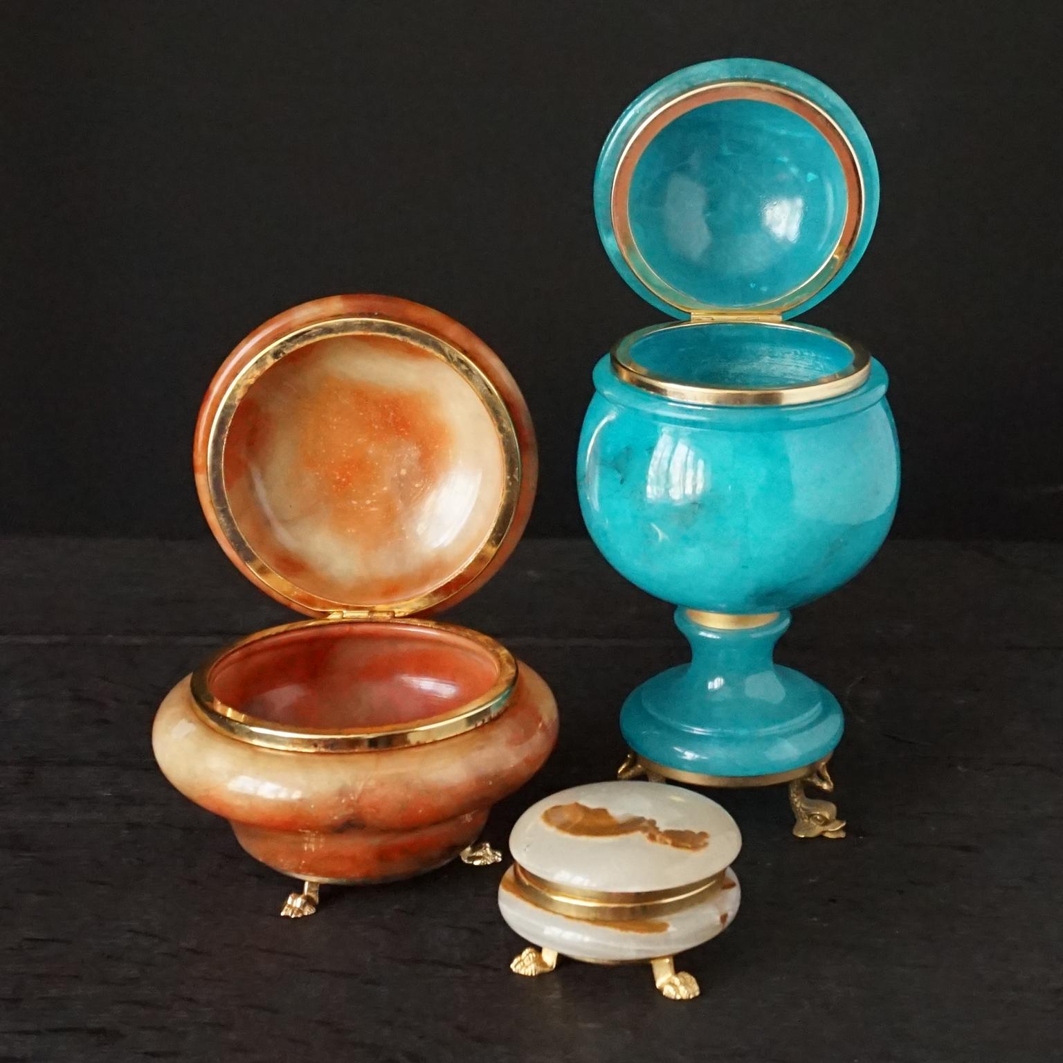 Drei MCM-Schmuckkästchen aus italienischem Alabaster und Messing mit Delphinfüßen und Deckel im Zustand „Gut“ im Angebot in Haarlem, NL