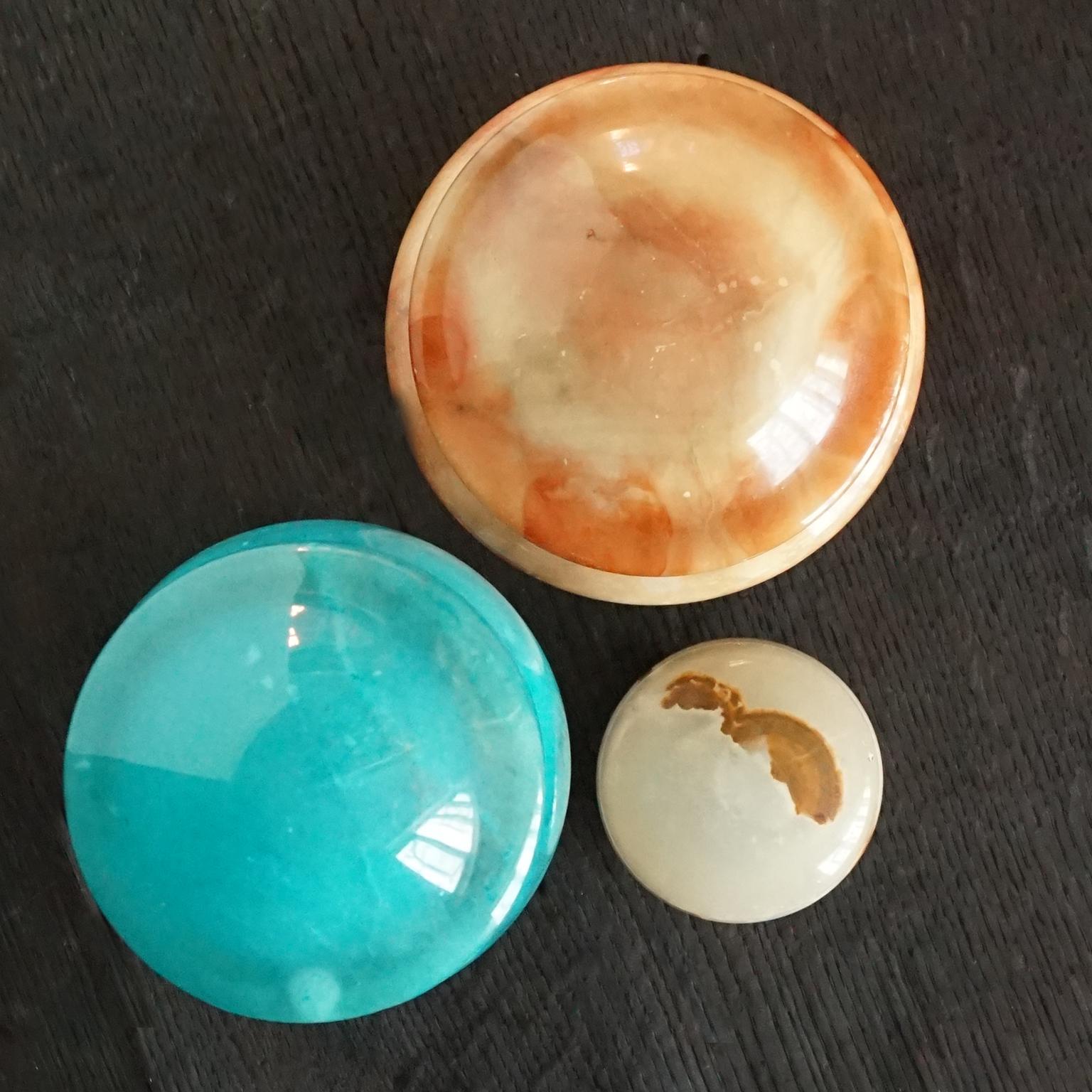 Drei MCM-Schmuckkästchen aus italienischem Alabaster und Messing mit Delphinfüßen und Deckel im Angebot 2