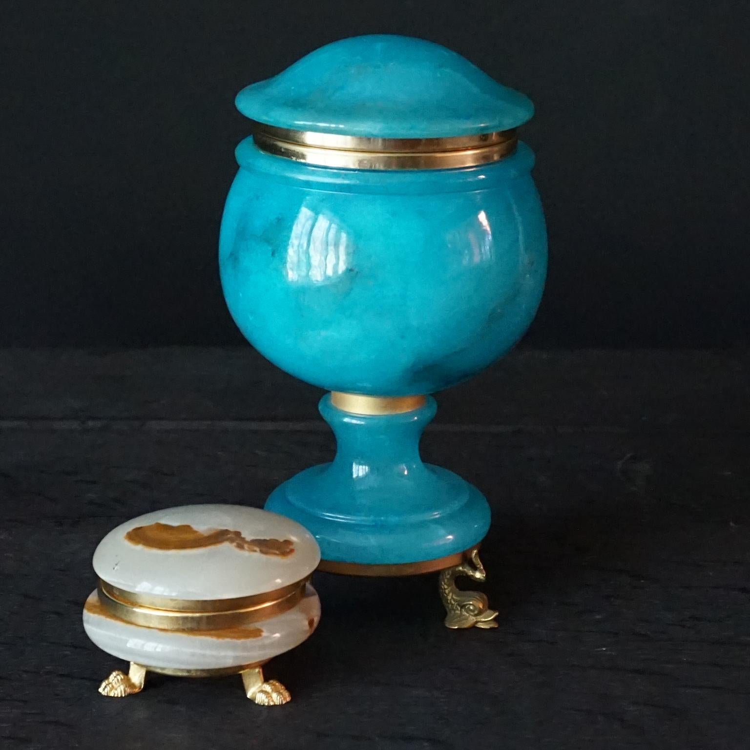 Drei MCM-Schmuckkästchen aus italienischem Alabaster und Messing mit Delphinfüßen und Deckel im Angebot 3