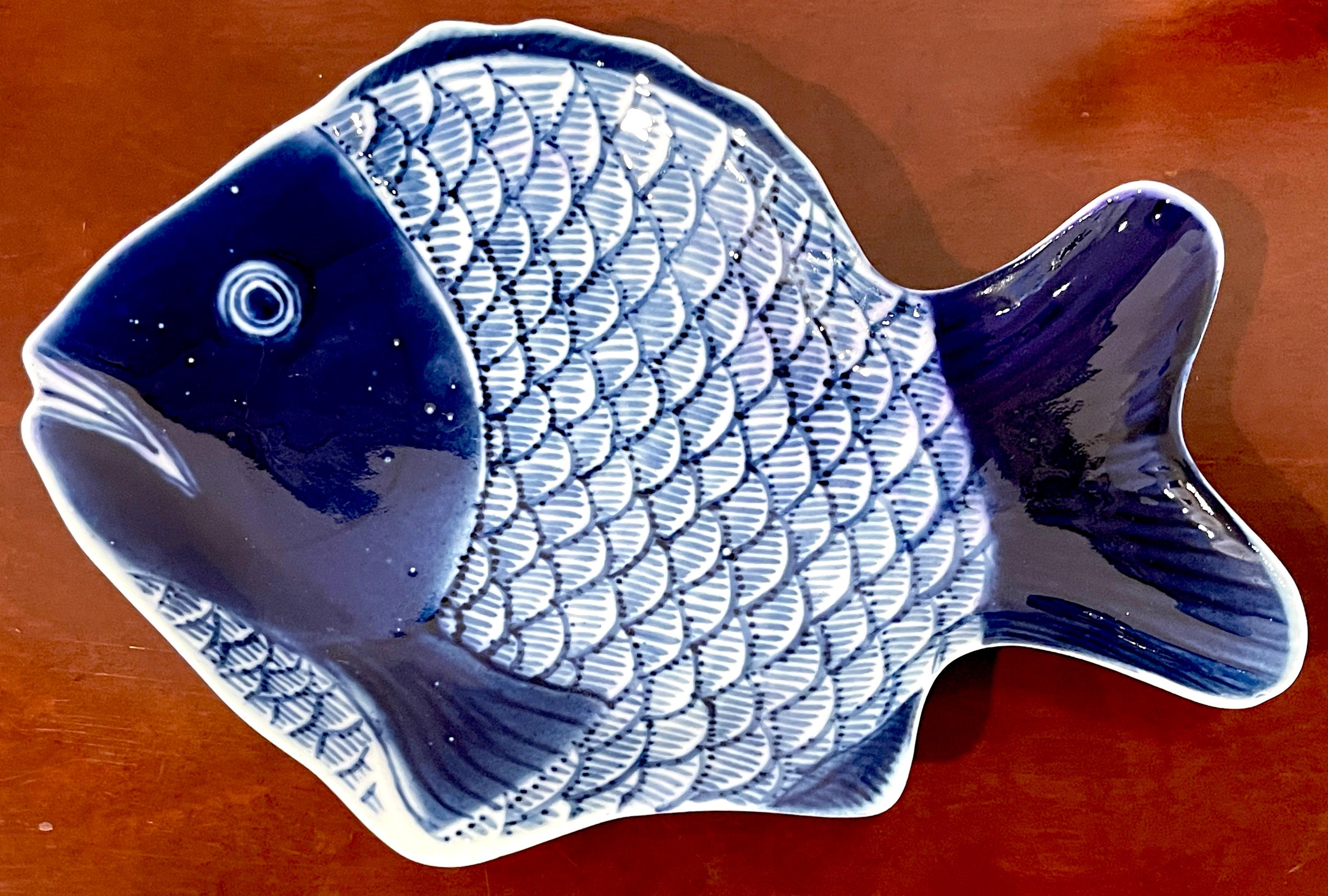Three Meiji Period Fukagawa Blue & White Fish Plates In Good Condition In West Palm Beach, FL